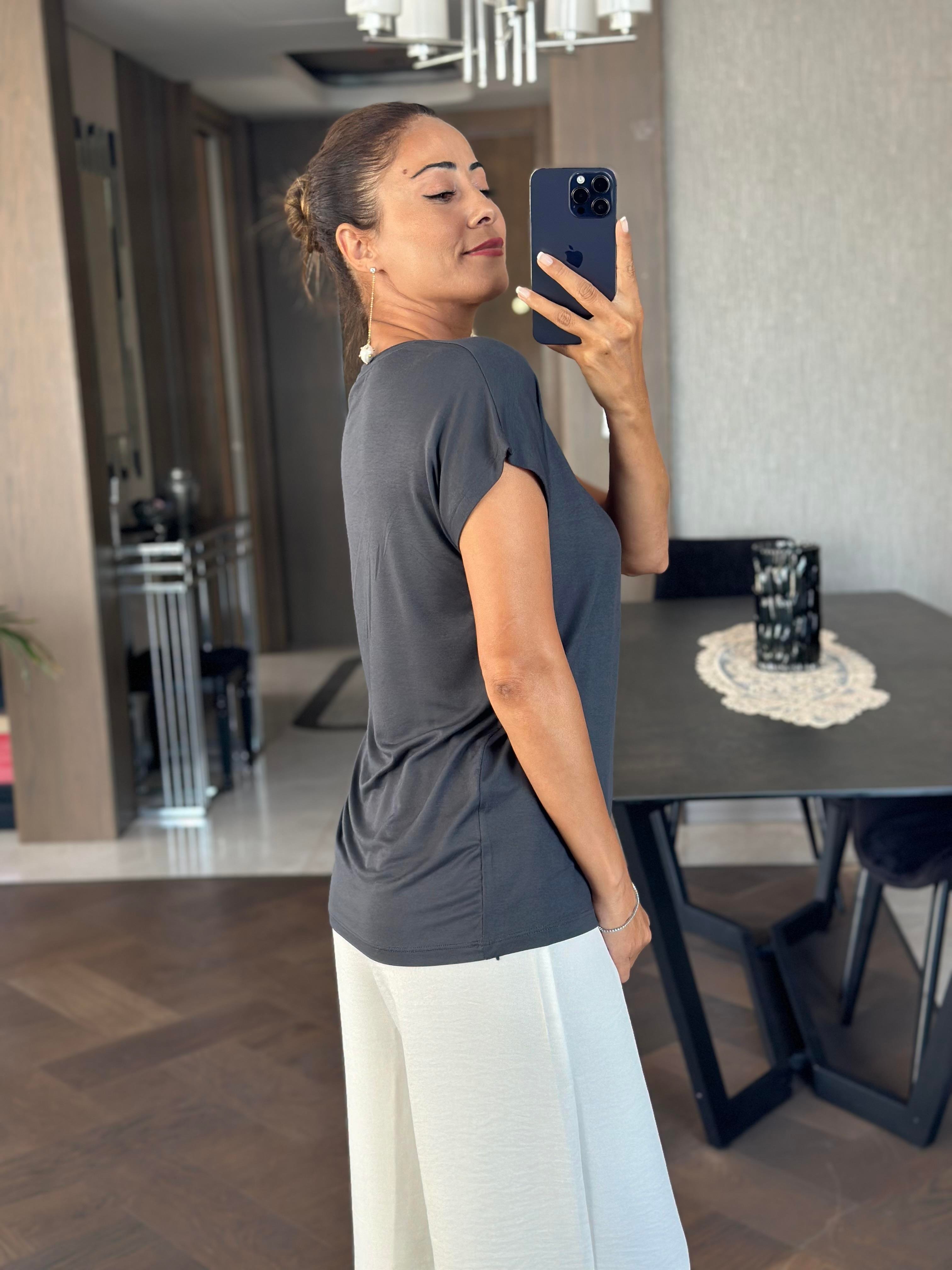 Koyu Füme V Yaka Kısa Yarasa Kol Basic Kadın T-Shirt