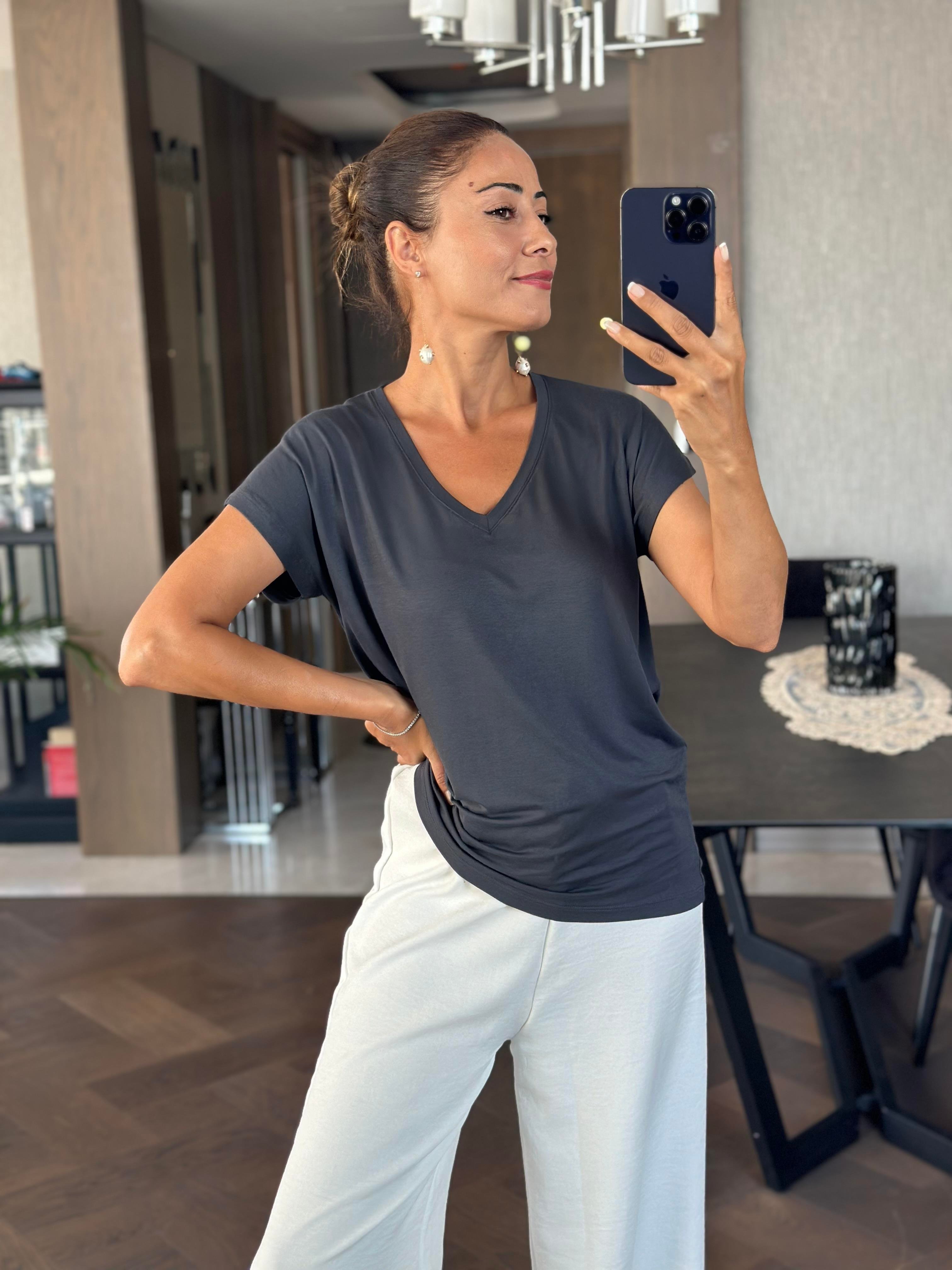 Koyu Füme V Yaka Kısa Yarasa Kol Basic Kadın T-Shirt