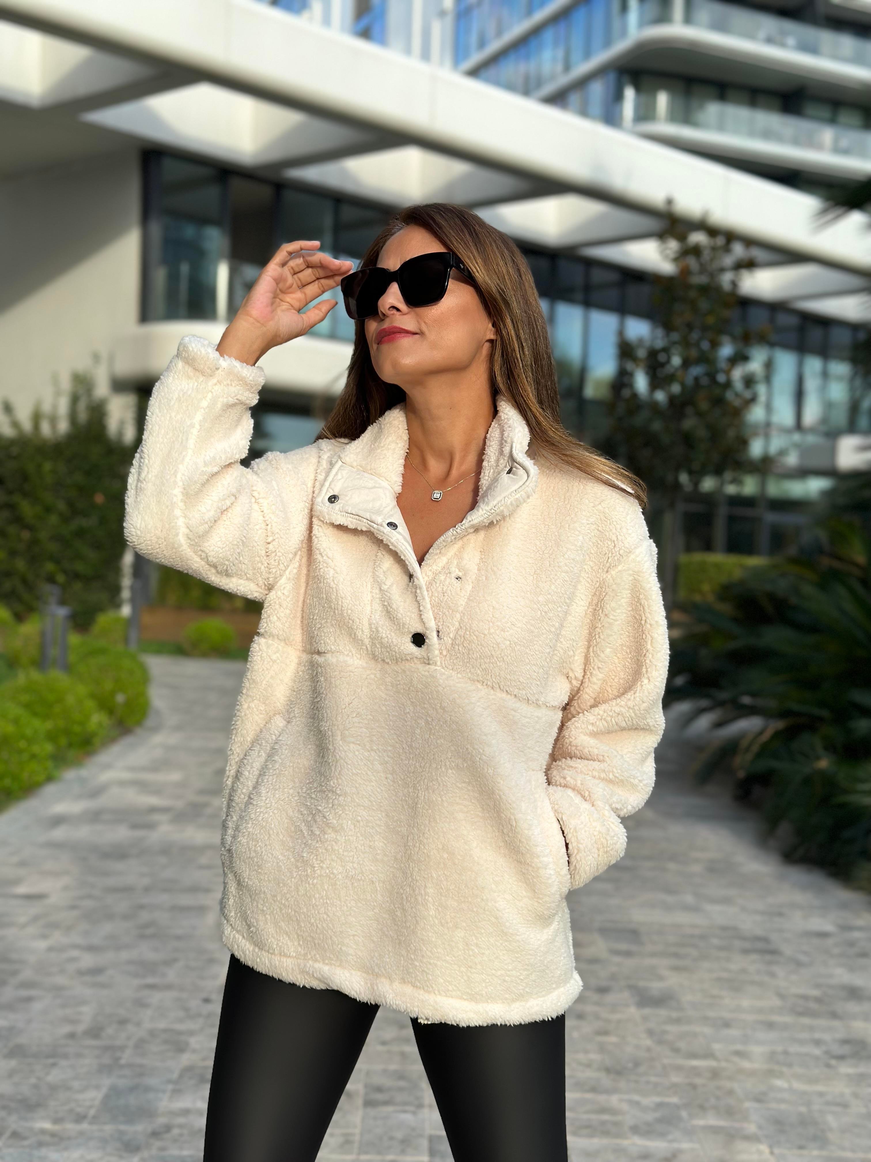 Krem Dik Yaka Dört Çıtçıt Düğmeli Peluş Kadın Sweatshirt