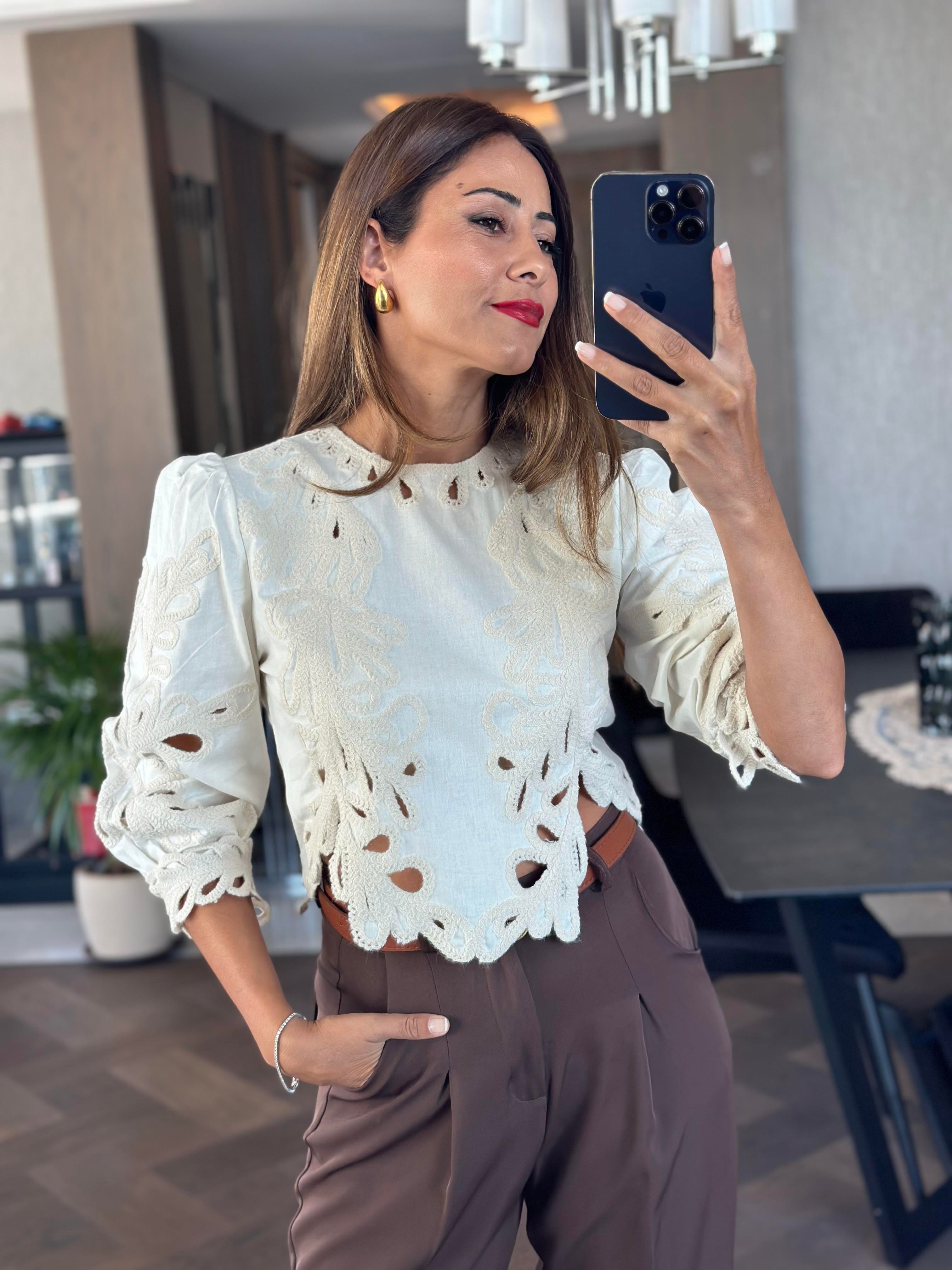 Krem Sırtı Fermuarlı Nakış İşlemeli Bisiklet Yaka Kadın Bluz