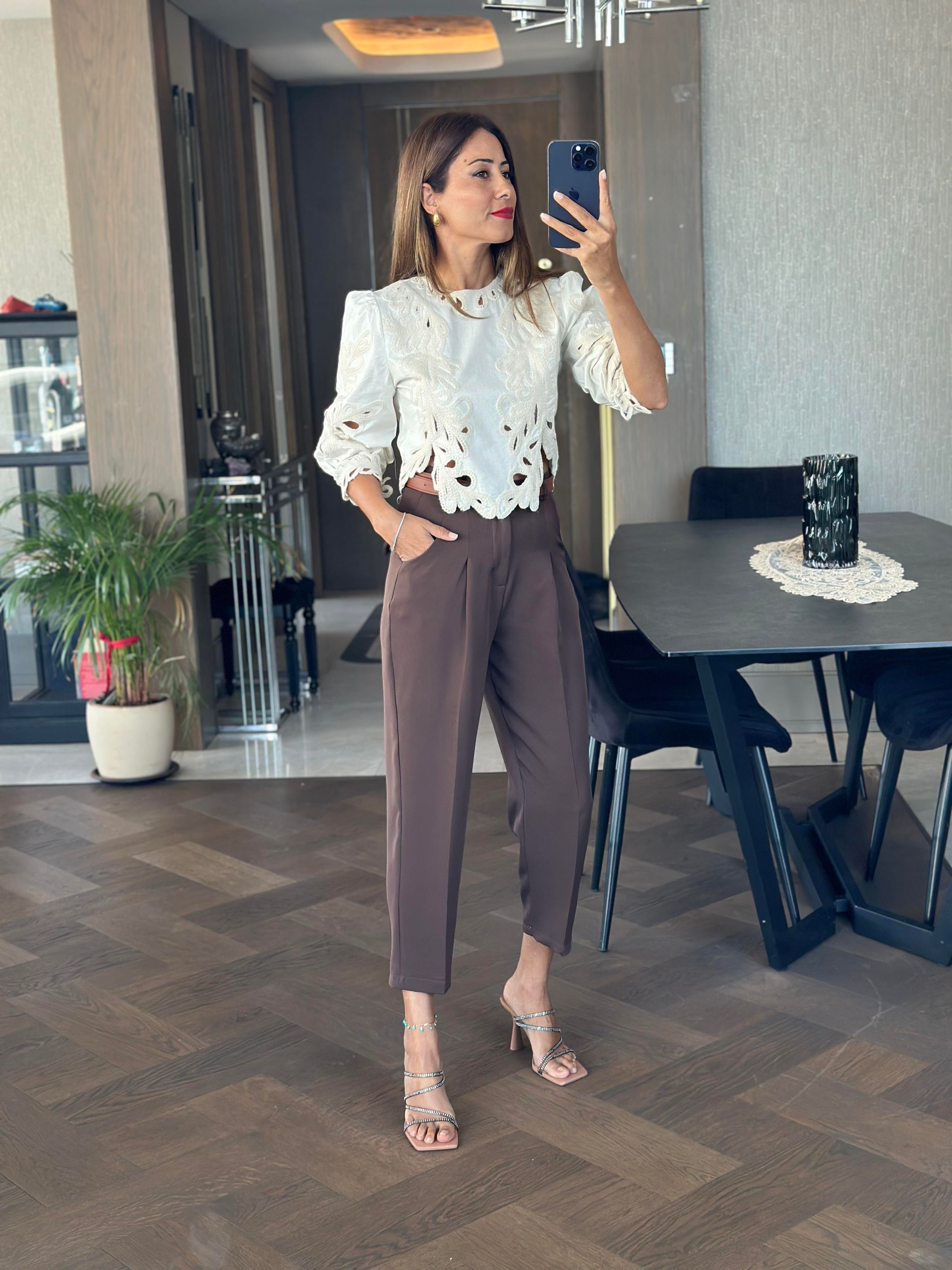 Krem Sırtı Fermuarlı Nakış İşlemeli Bisiklet Yaka Kadın Bluz