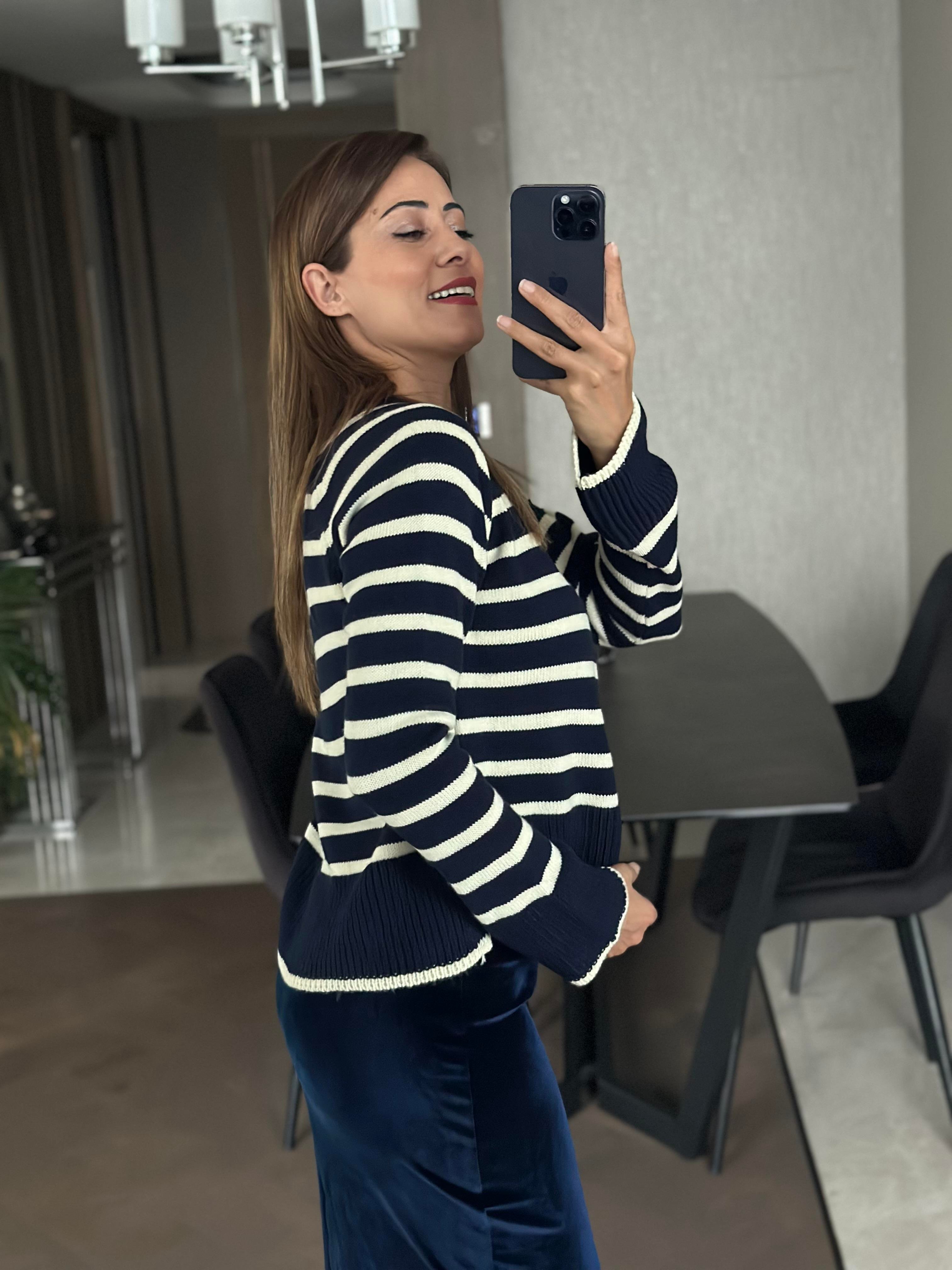 Lacivert Beyaz Çizgili Gold Düğmeli Kadın Hırka