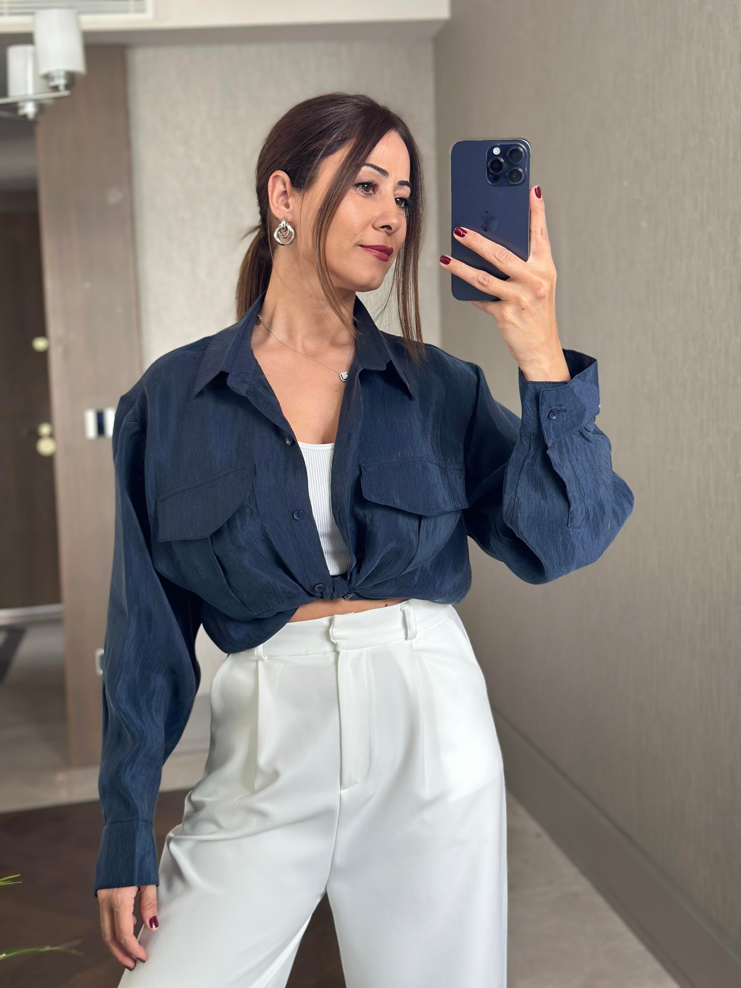 Lacivert Cepleri Kapaklı Uzun Kol Kadın Saten Gömlek