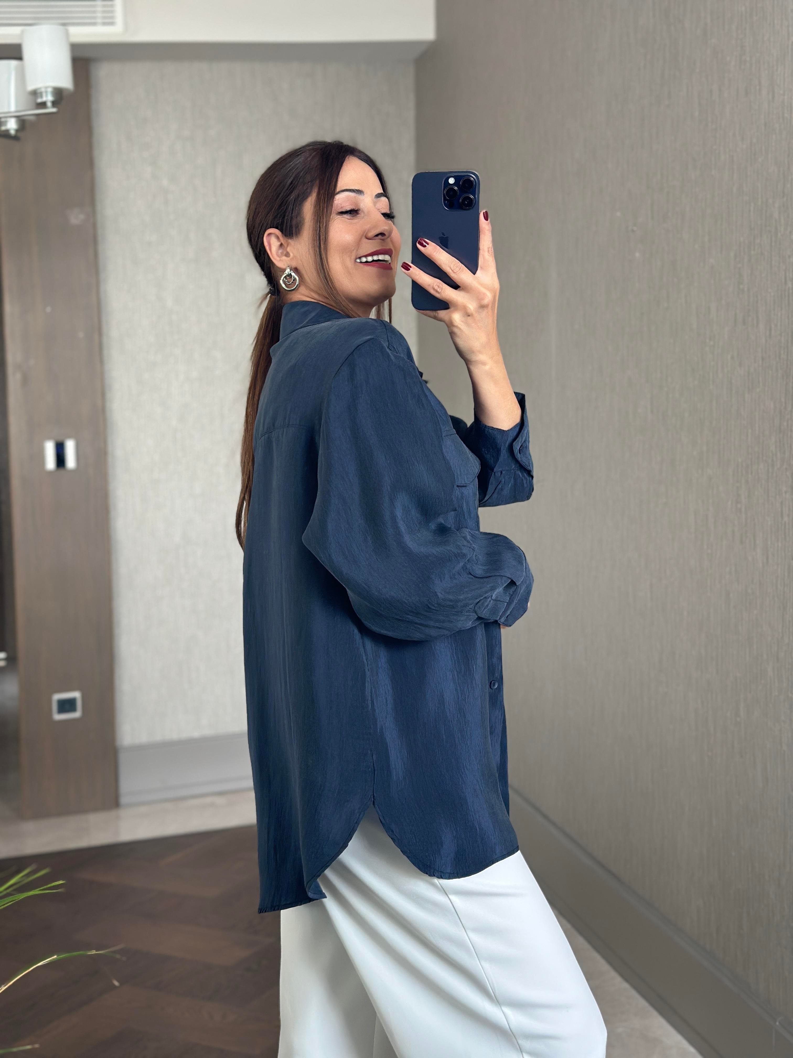 Lacivert Cepleri Kapaklı Uzun Kol Kadın Saten Gömlek