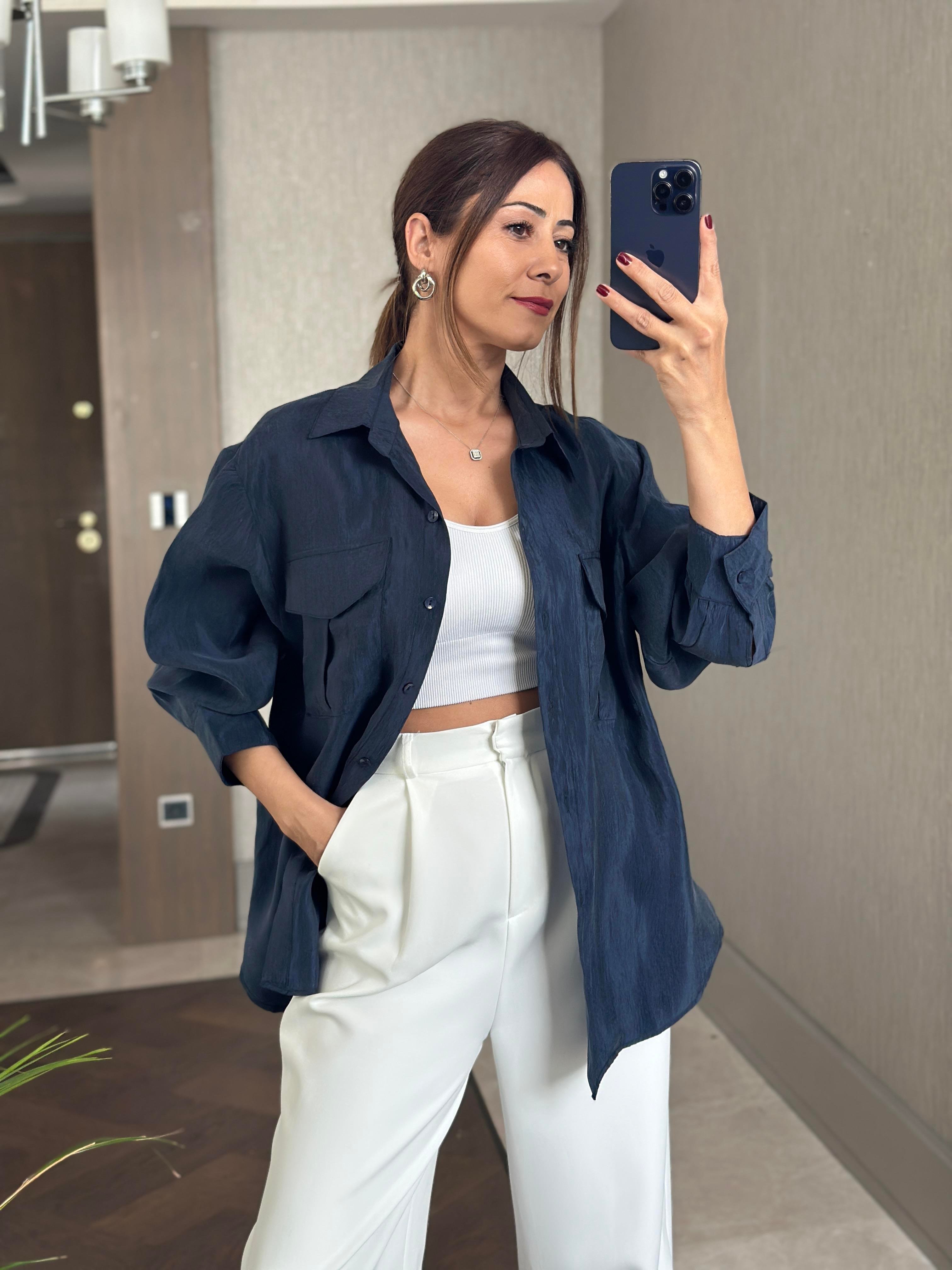 Lacivert Cepleri Kapaklı Uzun Kol Kadın Saten Gömlek