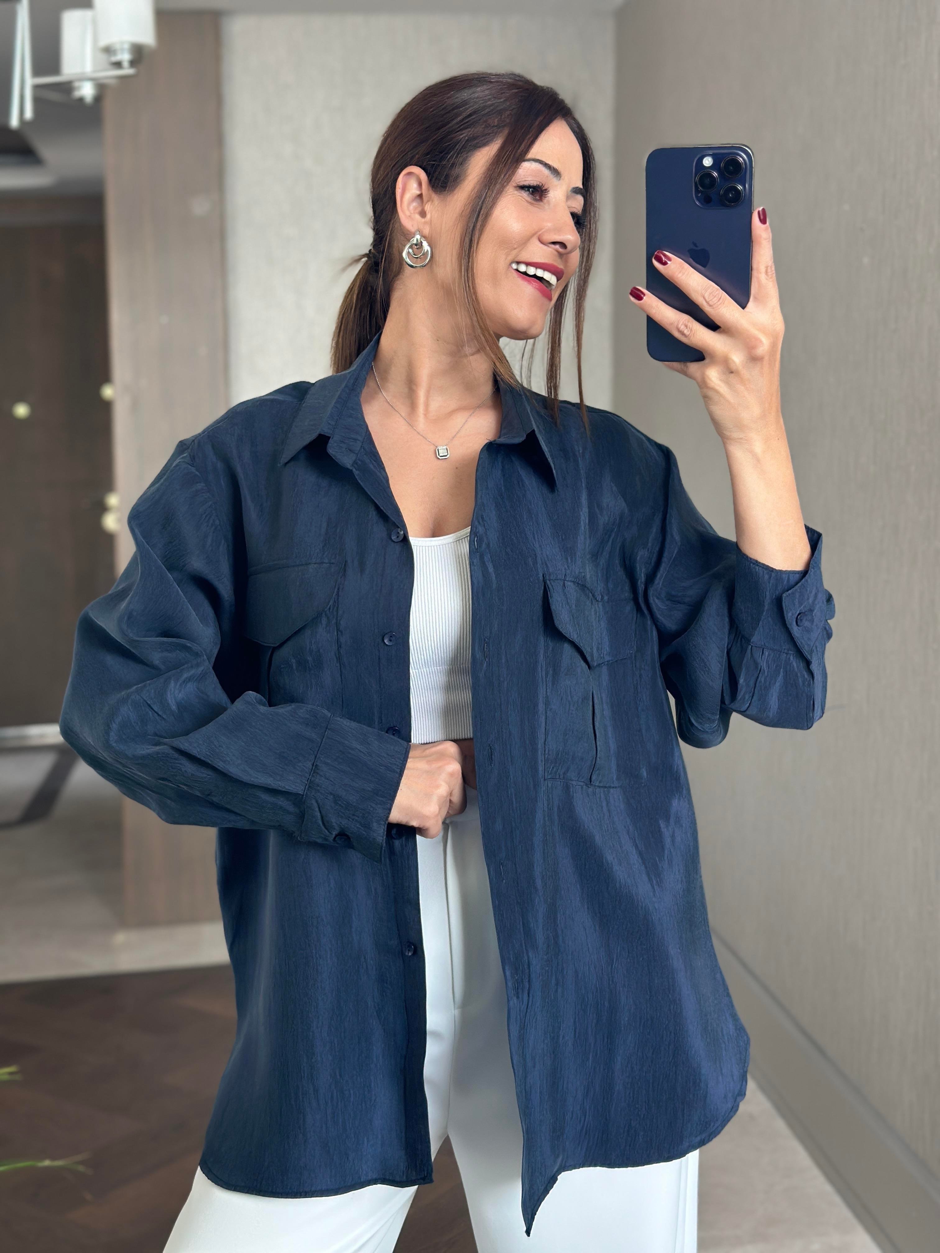 Lacivert Cepleri Kapaklı Uzun Kol Kadın Saten Gömlek