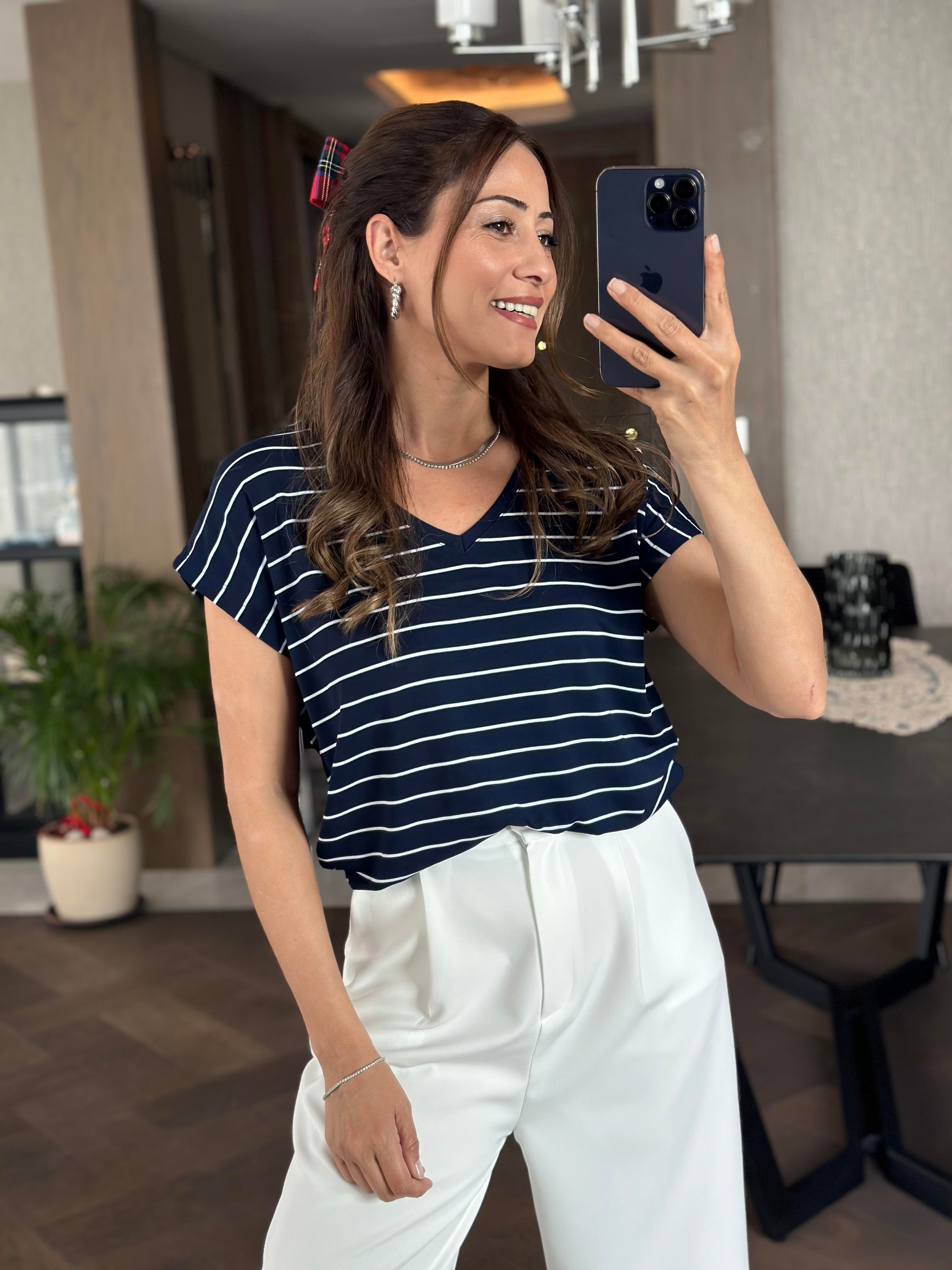 Lacivert Çizgili V Yaka Kısa Yarasa Kol Basic Kadın T-Shirt