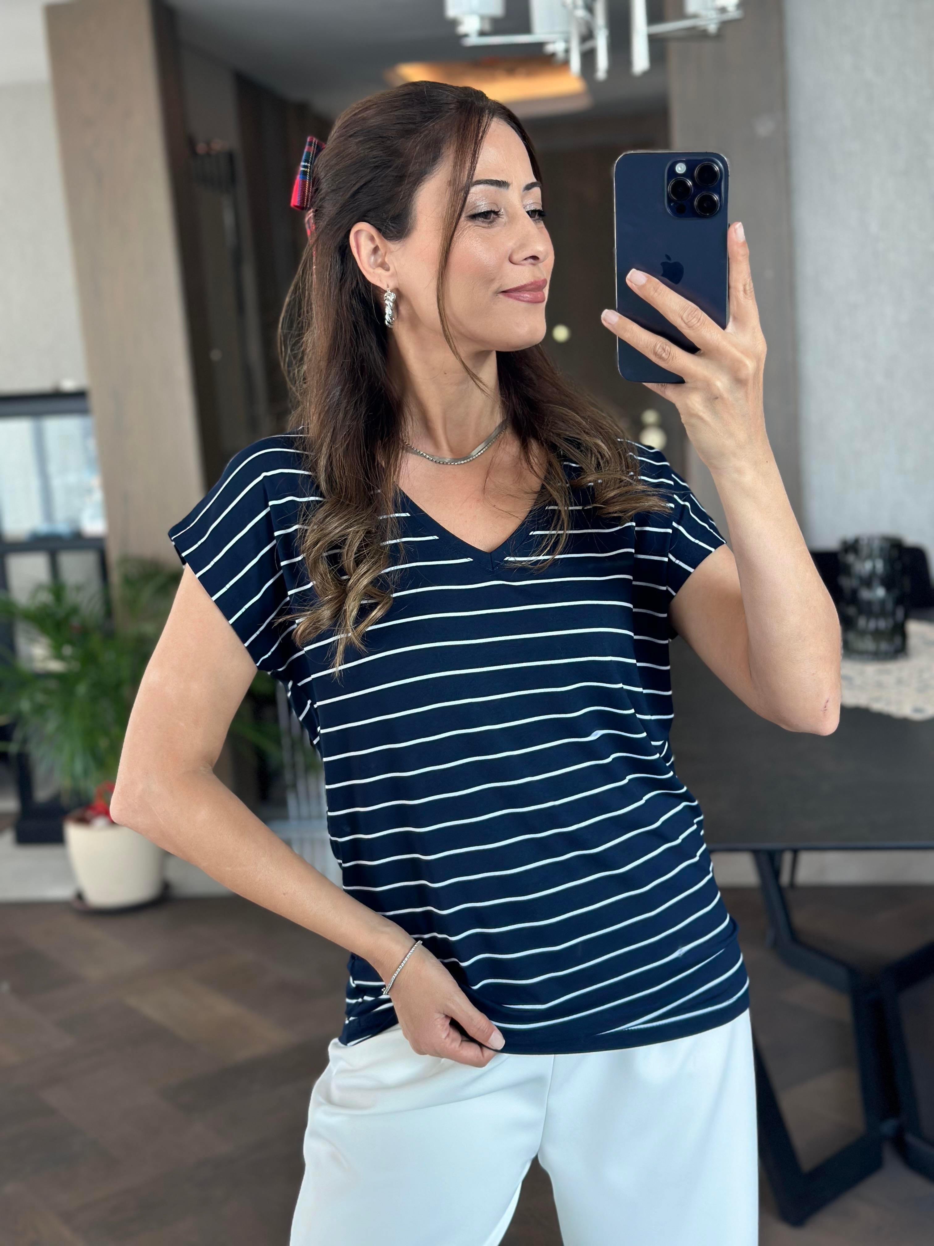 Lacivert Çizgili V Yaka Kısa Yarasa Kol Basic Kadın T-Shirt