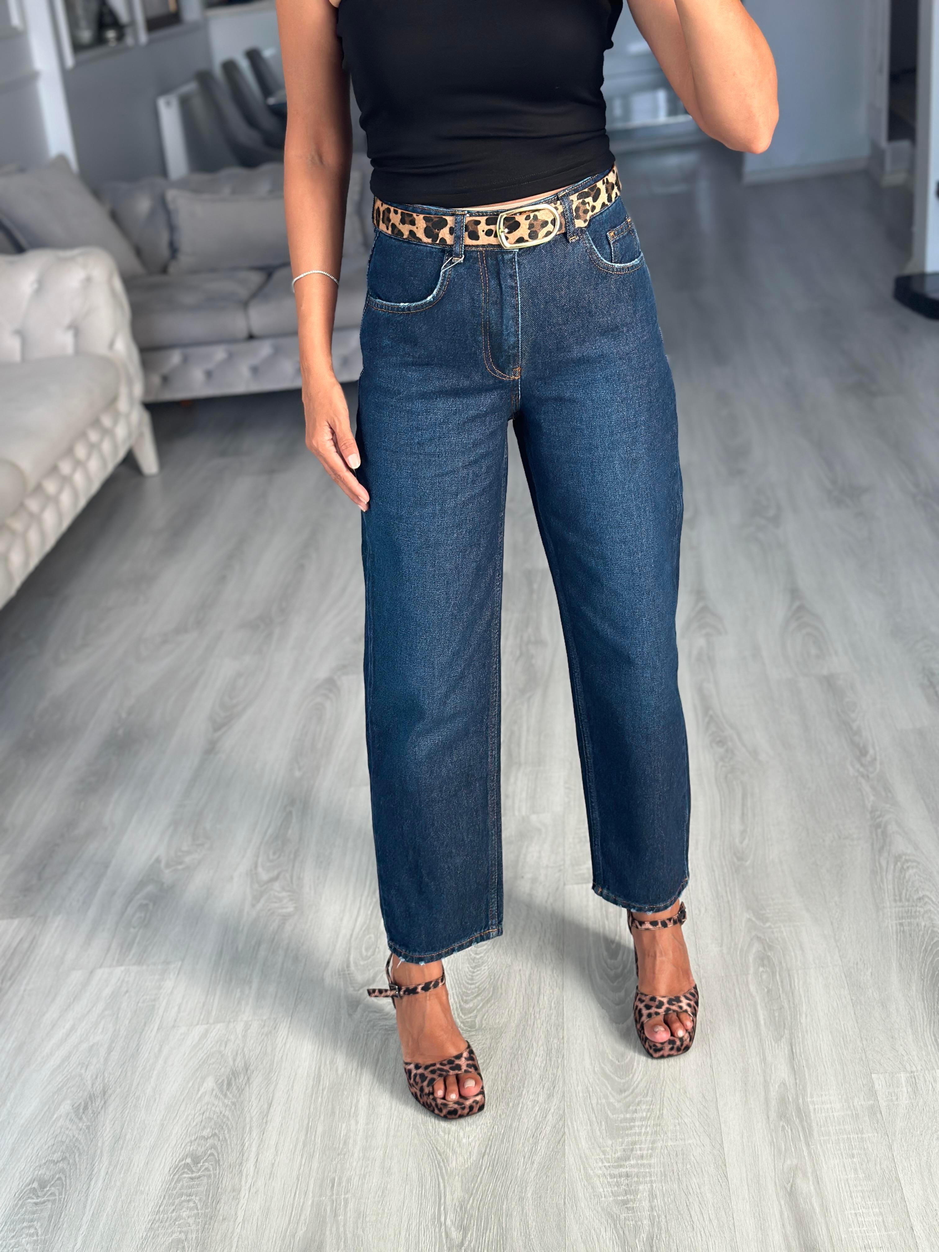 Lacivert Leopar Kemerli Paça Yıpratmalı Kadın Mom Jean Pantolon
