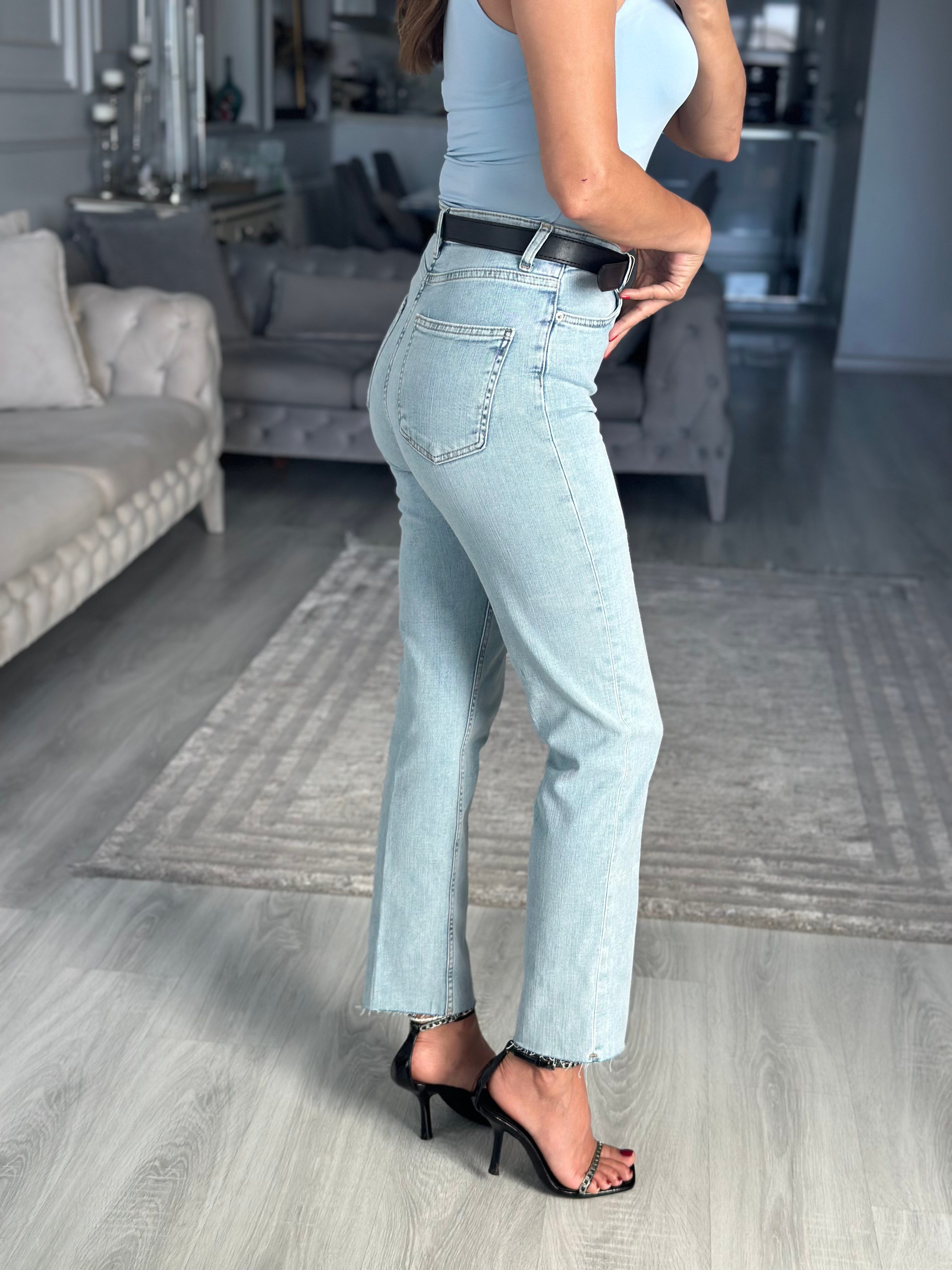 Light Blue Kemerli Straight Cut Kadın Jean Pantolon