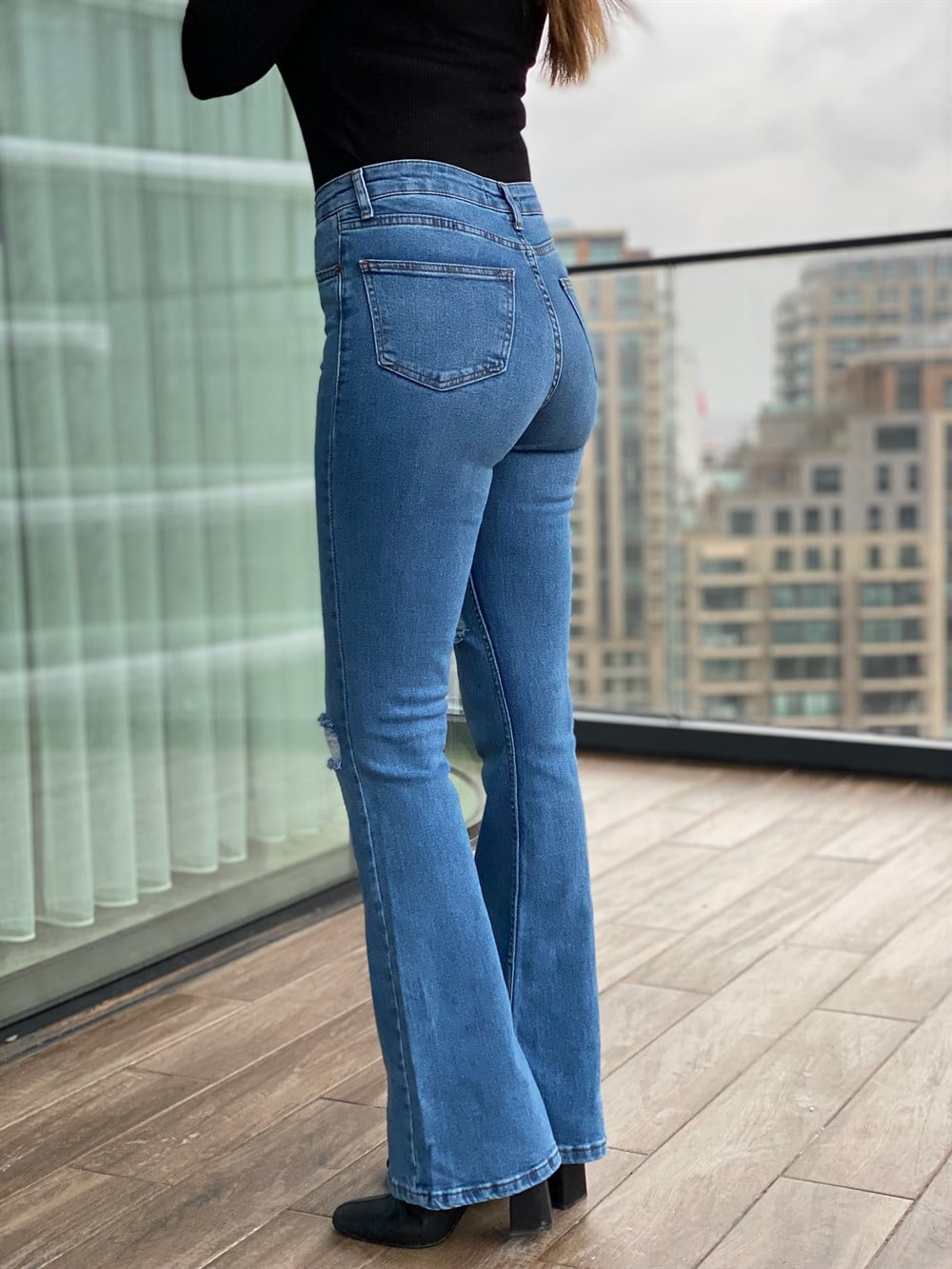Mavi Yırtık Detaylı İspanyol Paça Jean