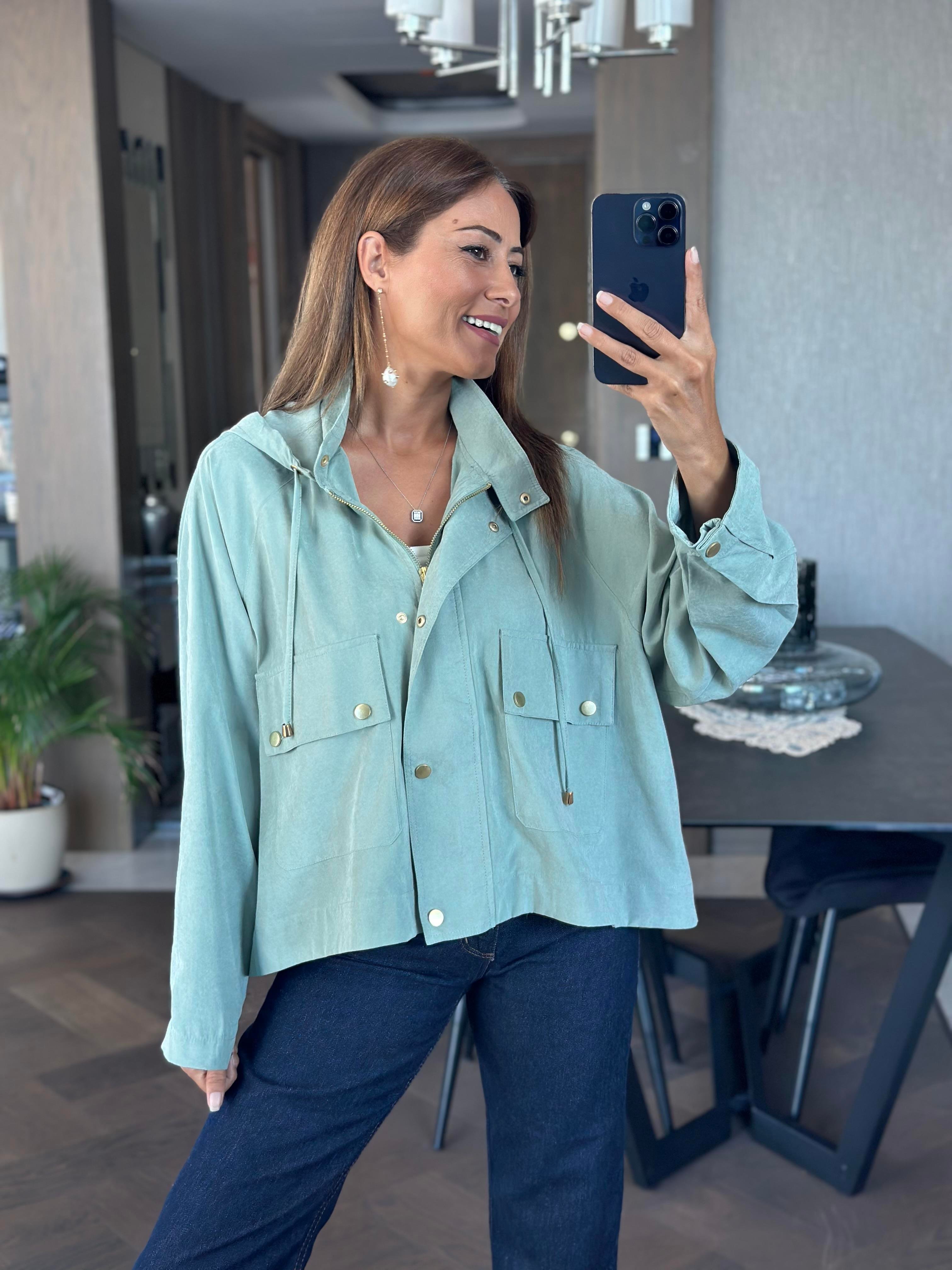 Mint Yeşili Kapüşonlu Cepleri Ve Önü Çıtçıtlı Oversize Kadın Trençkot