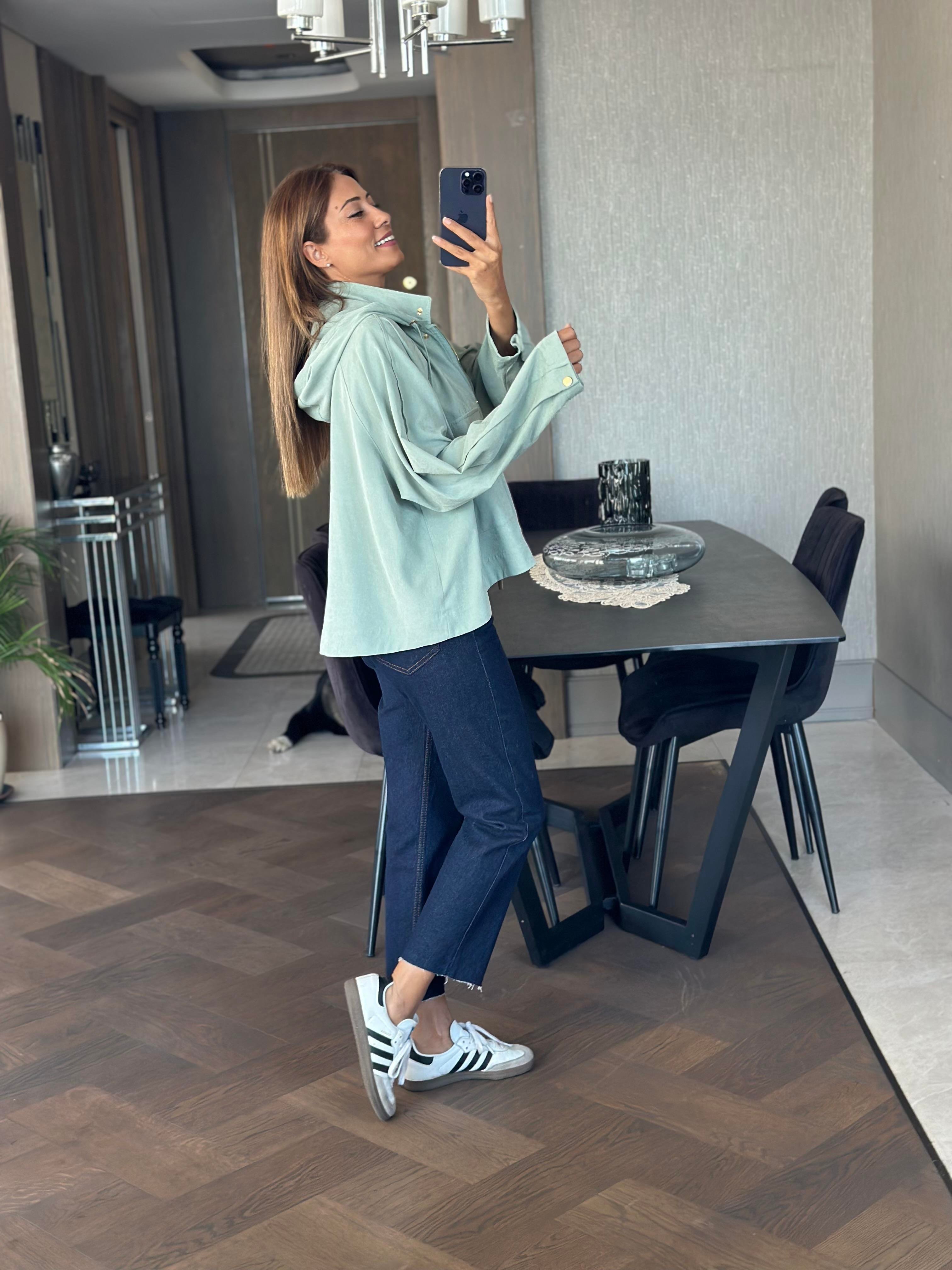 Mint Yeşili Kapüşonlu Cepleri Ve Önü Çıtçıtlı Oversize Kadın Trençkot