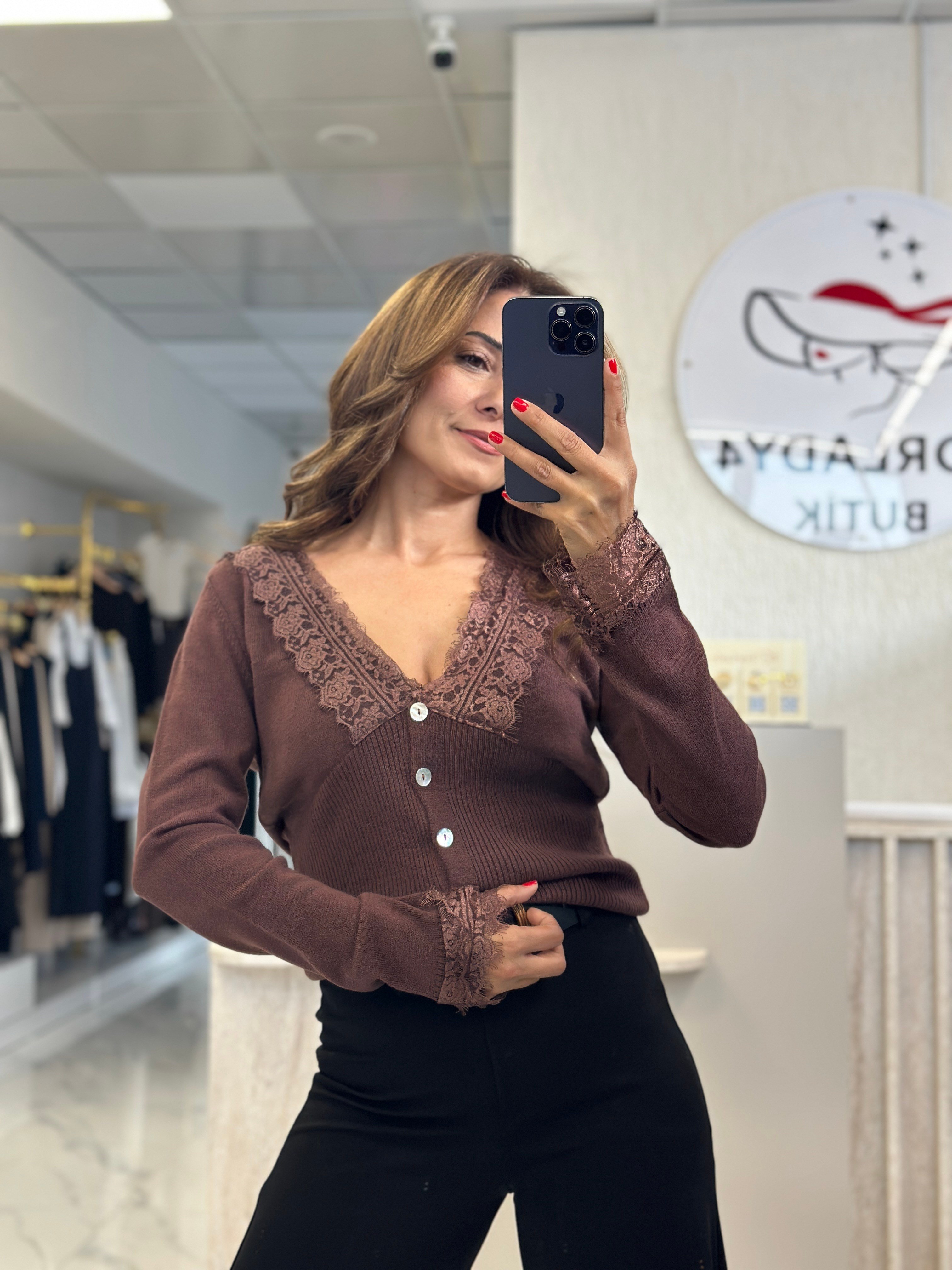 Mürdüm Yakası Ve Kolu Dantelli Düğmeli Kadın Hırka 