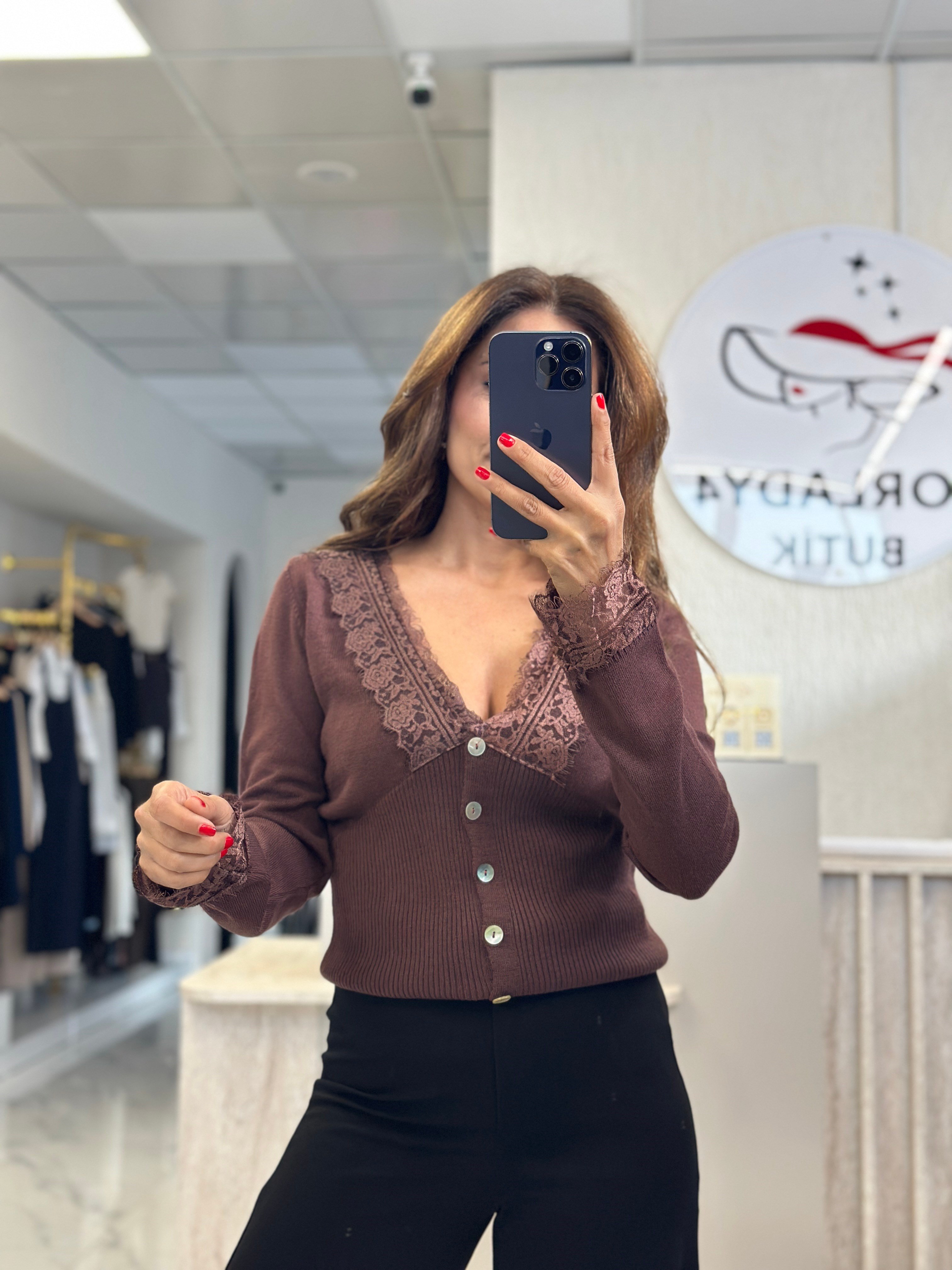 Mürdüm Yakası Ve Kolu Dantelli Düğmeli Kadın Hırka 