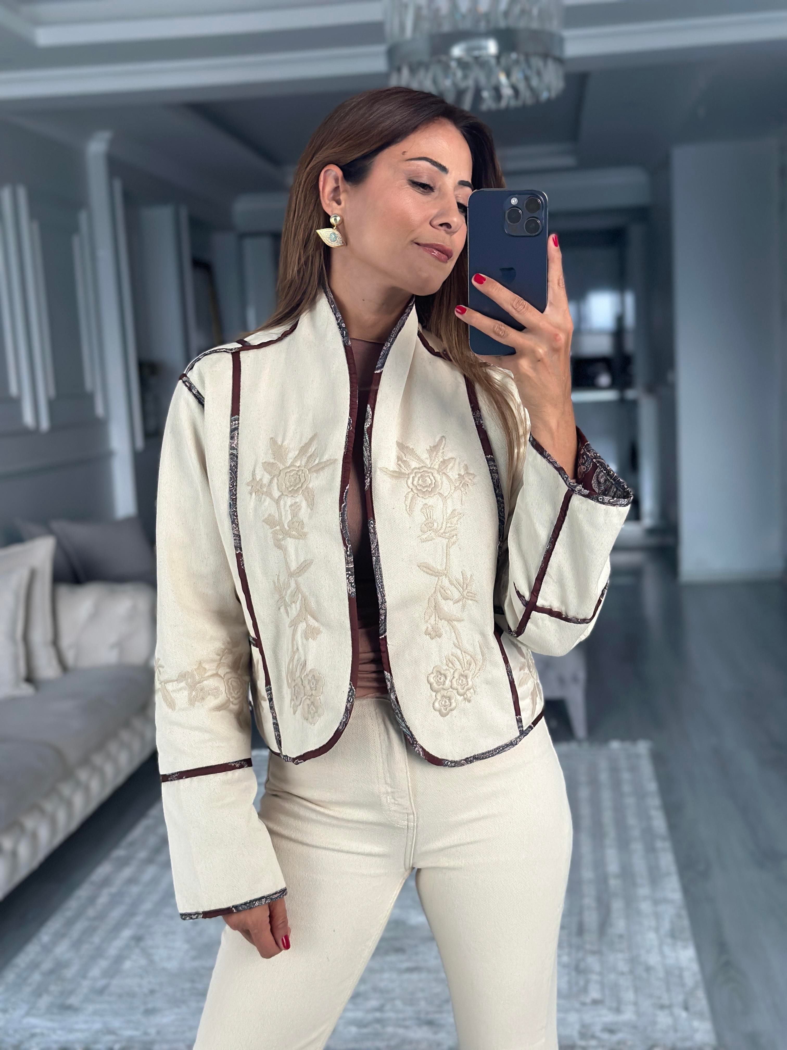 Naturel Çift Taraflı Nakışlı Kadın Kısa Ceket