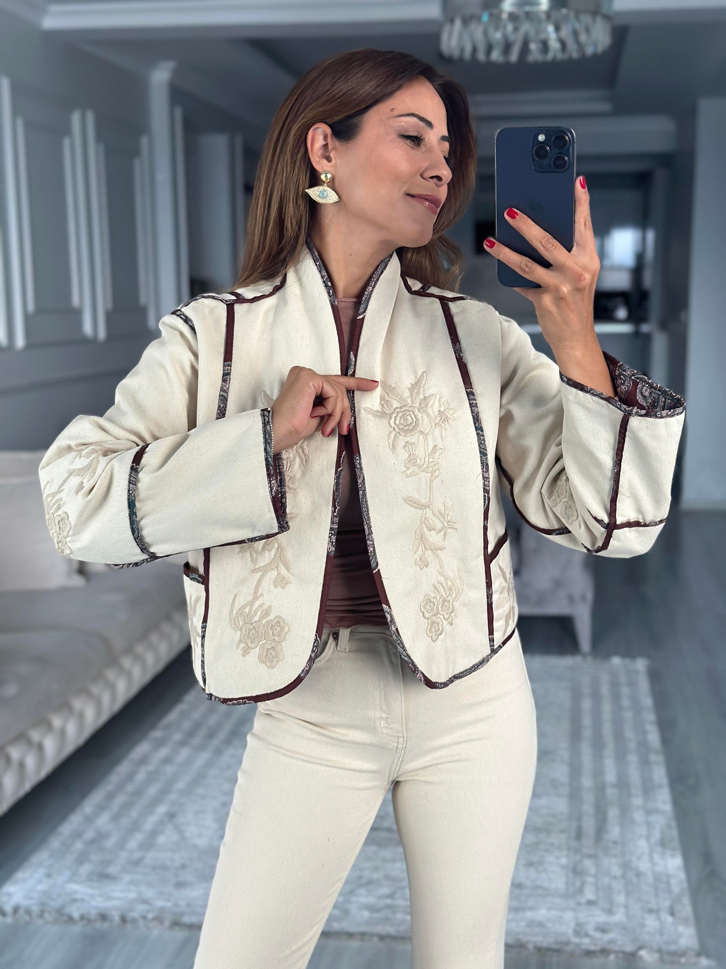 Naturel Çift Taraflı Nakışlı Kadın Kısa Ceket