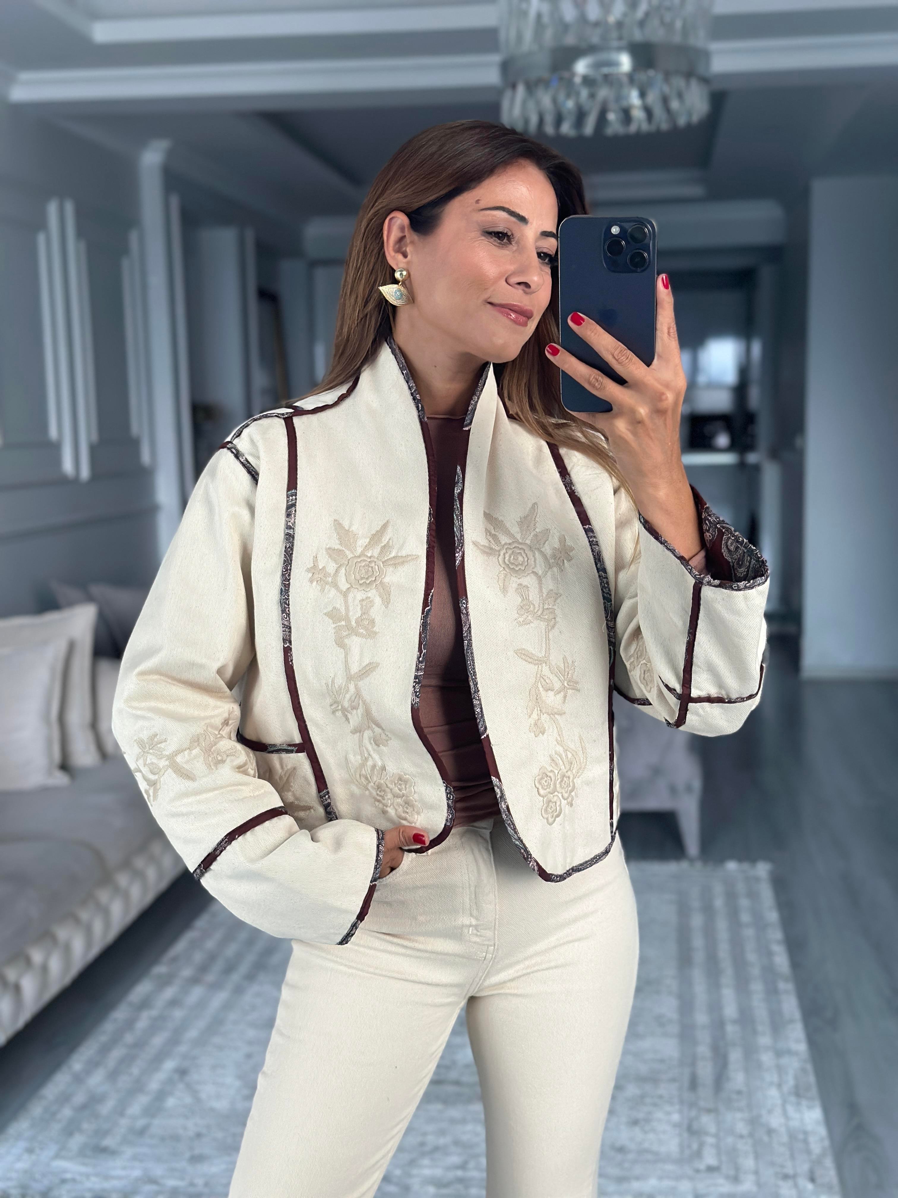 Naturel Çift Taraflı Nakışlı Kadın Kısa Ceket