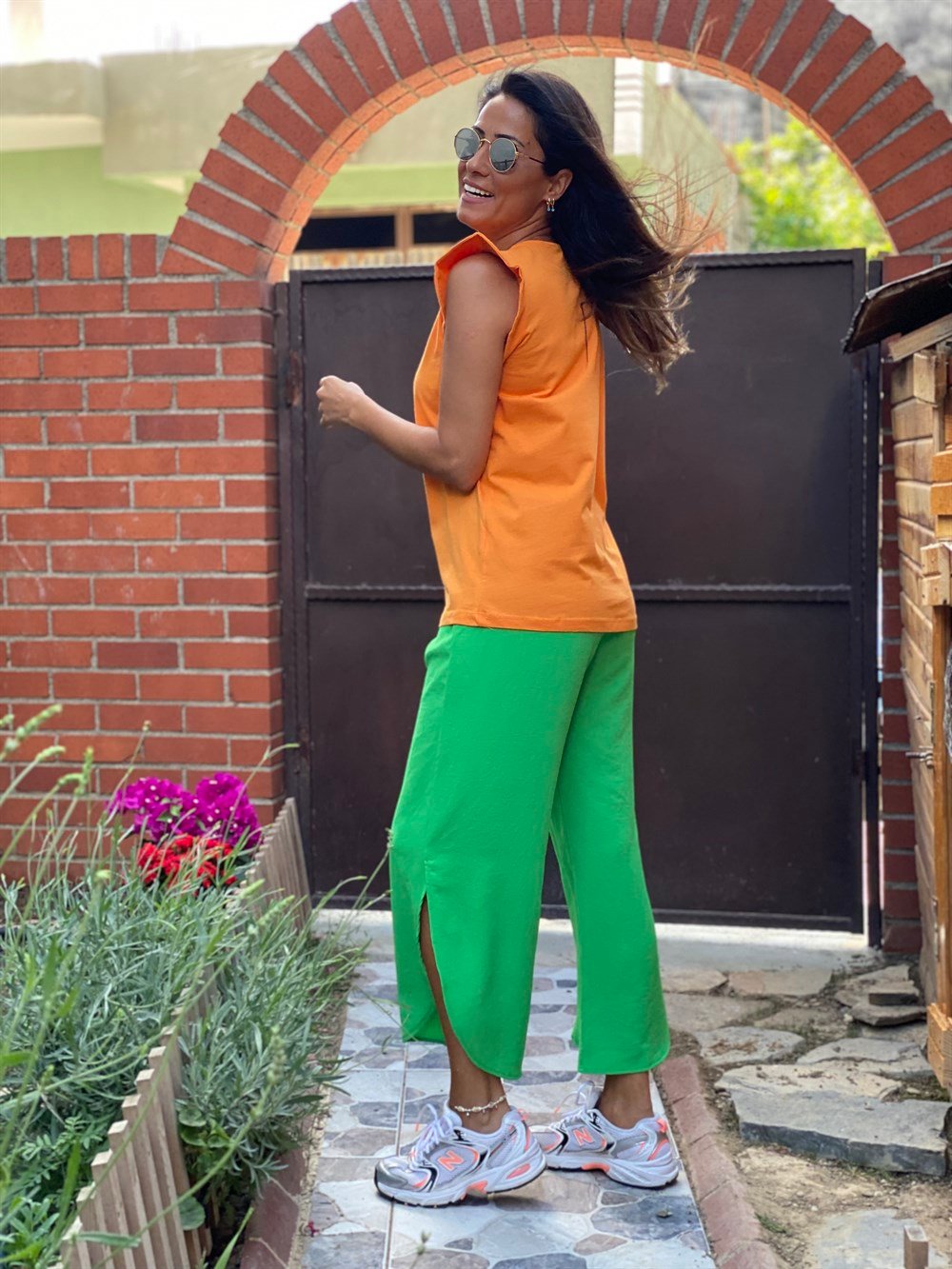Orange Kolları Volanlı V Yaka Kadın T-Shirt