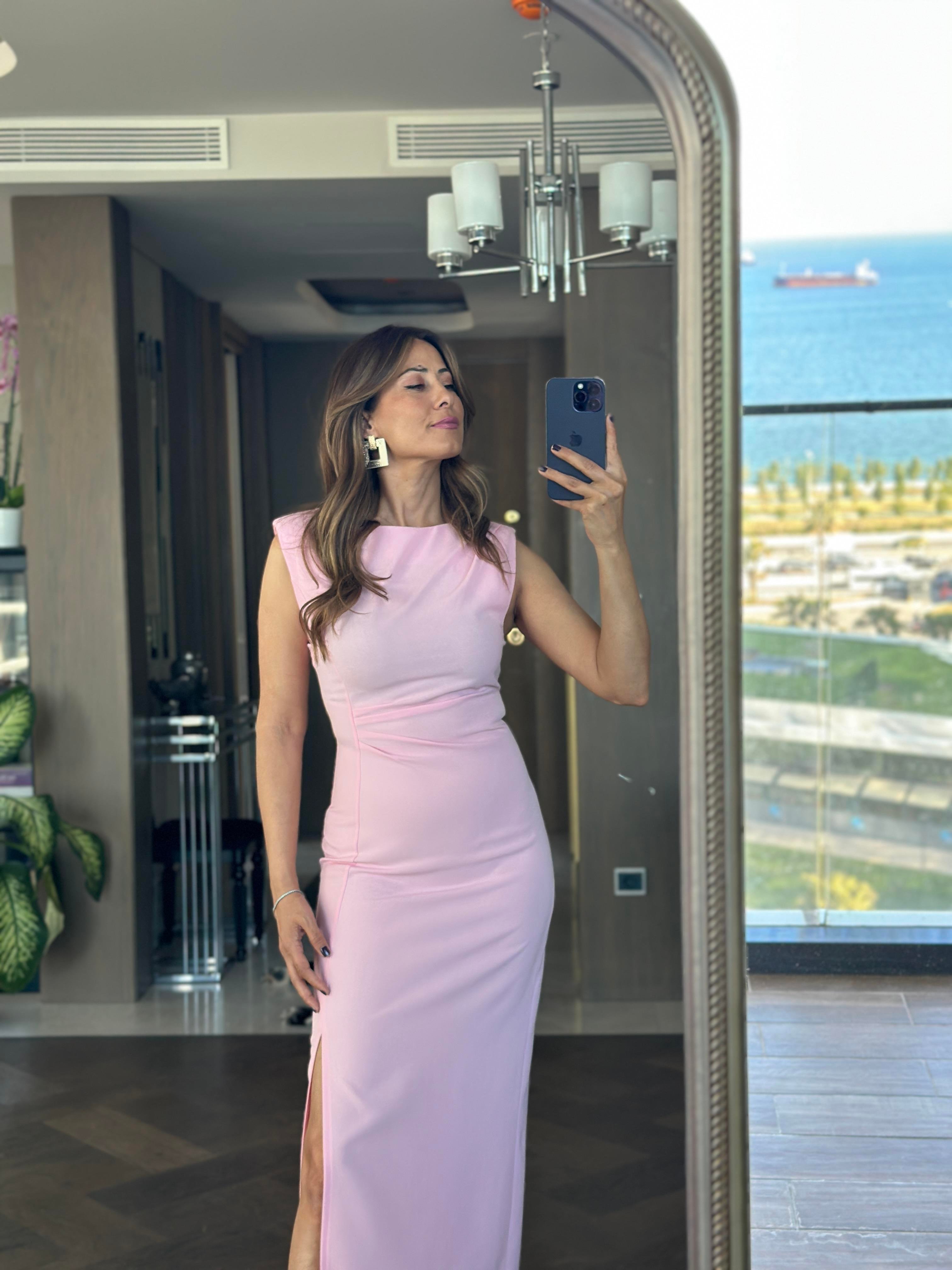 Pembe Beli Ve Omzu Drapeli Sıfır Kol Kadın Midi Boy Elbise