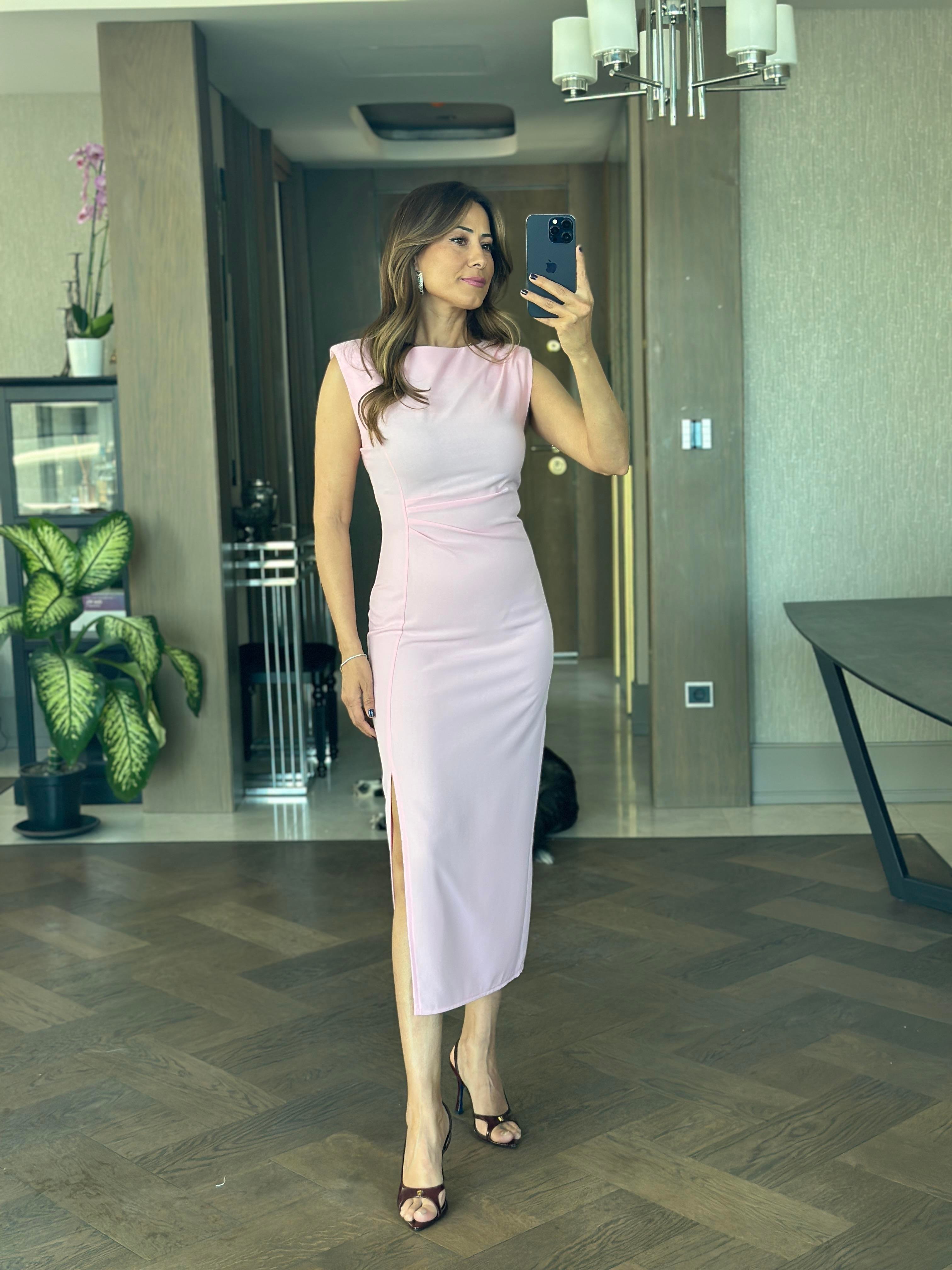 Pembe Beli Ve Omzu Drapeli Sıfır Kol Kadın Midi Boy Elbise