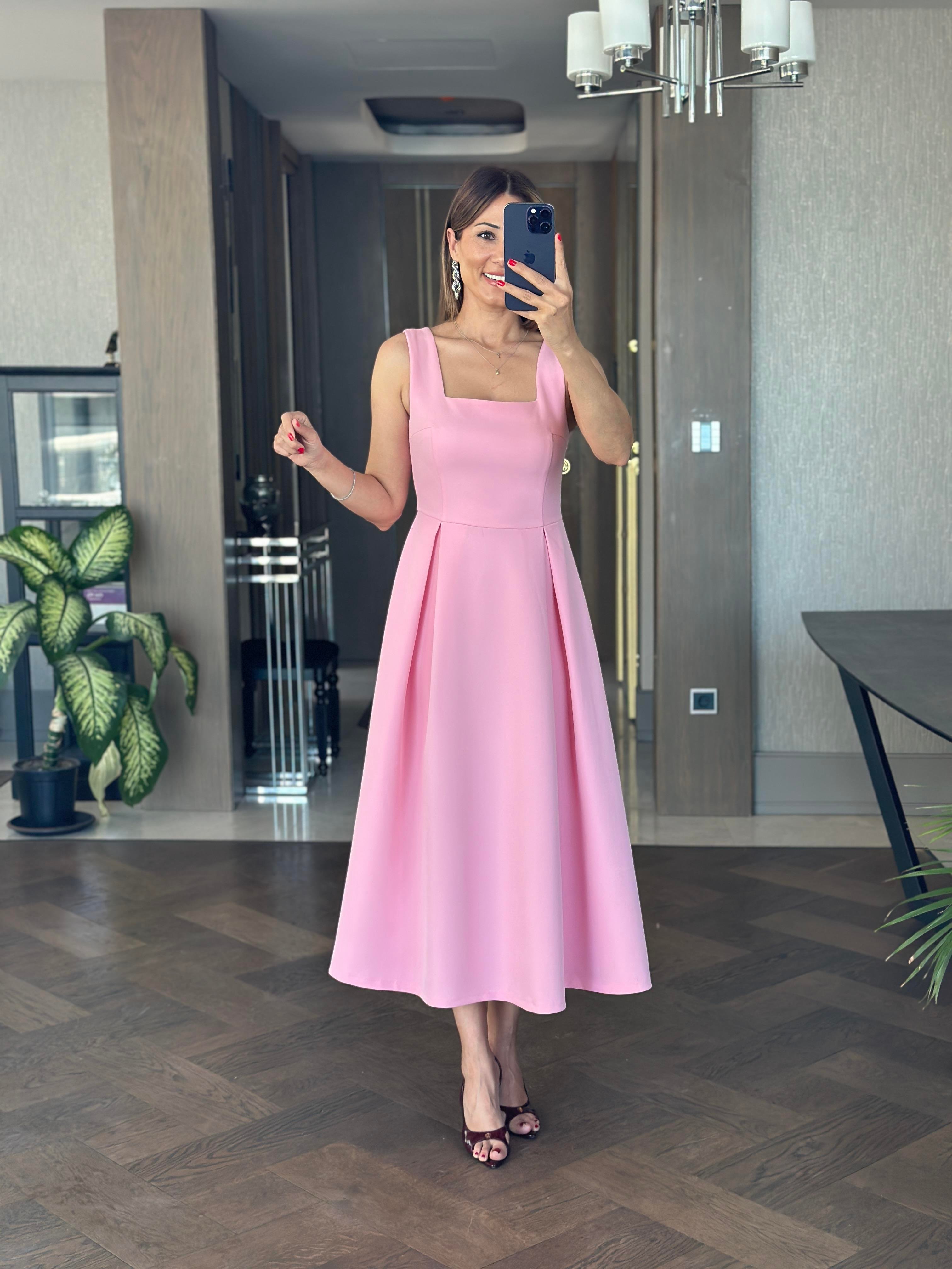 Pembe Kare Yaka Kalın Askılı Arkası Fermuarlı Kadın Midi Boy Elbise 