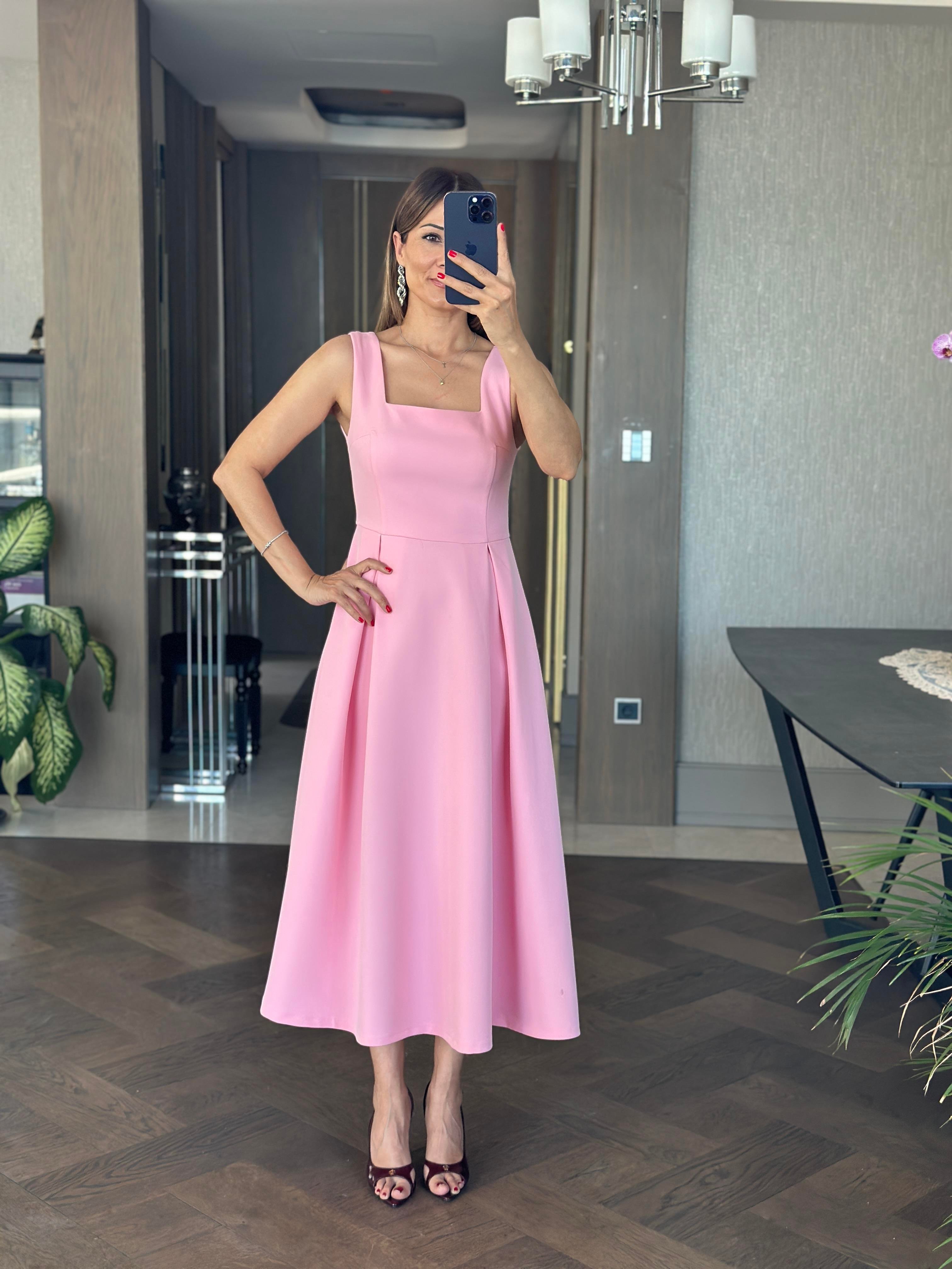 Pembe Kare Yaka Kalın Askılı Arkası Fermuarlı Kadın Midi Boy Elbise 