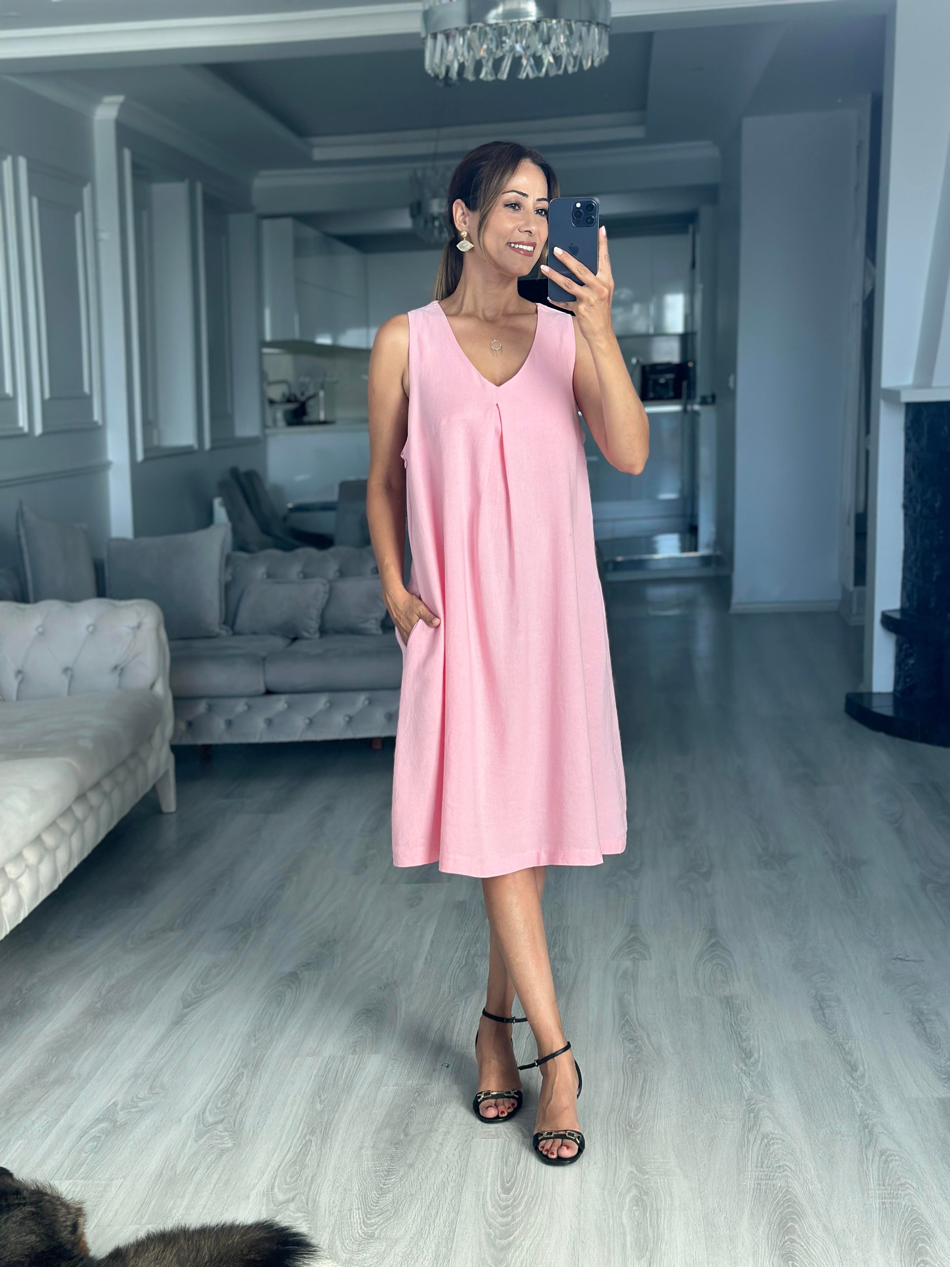 Pembe Keten Önü Pensli V Yaka Sıfır Kol Cepli Kadın Midi Boy Elbise