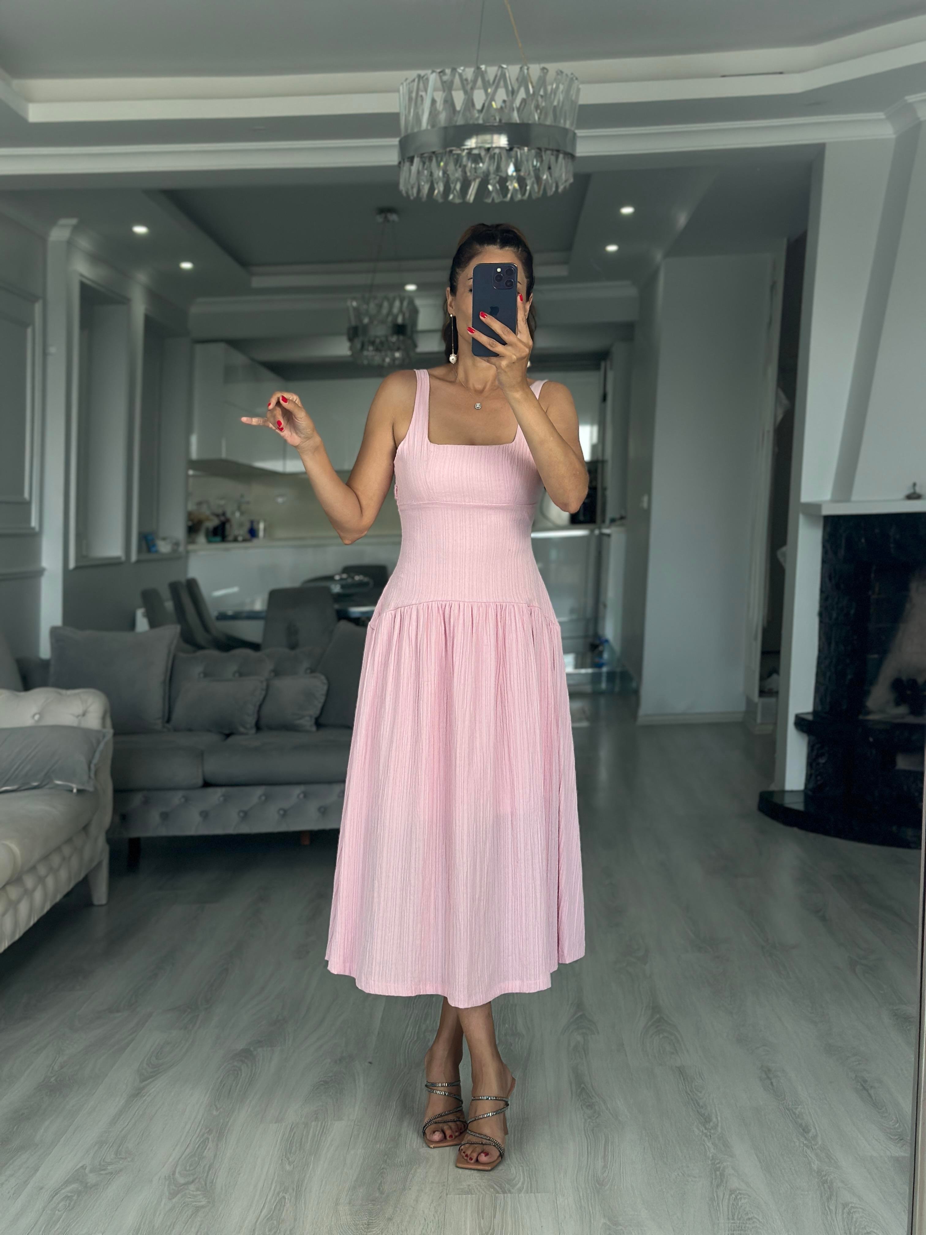 Pembe Sırt Dekolteli Kalın Askılı Midi Boy Kadın Elbise 