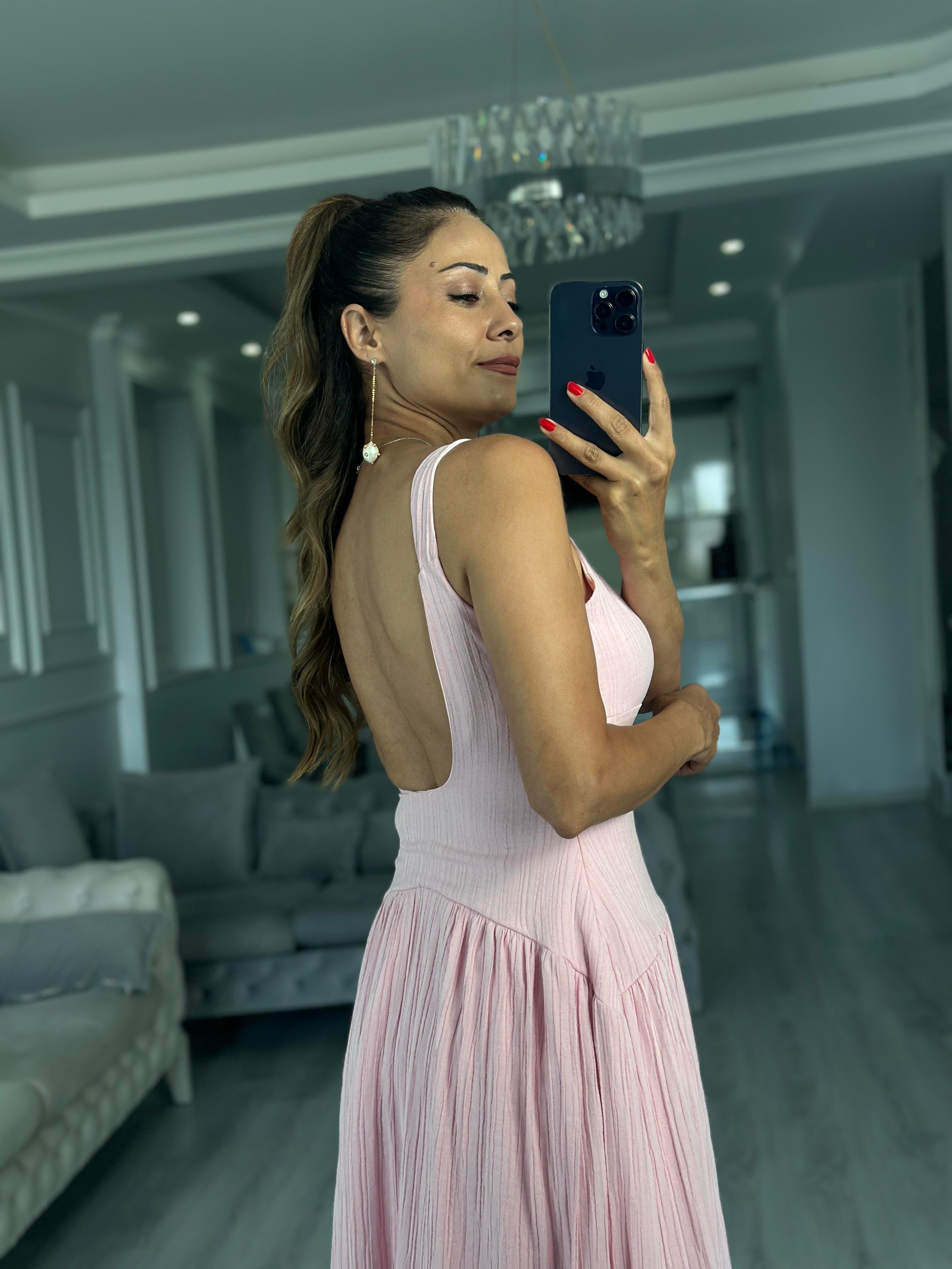 Pembe Sırt Dekolteli Kalın Askılı Midi Boy Kadın Elbise 