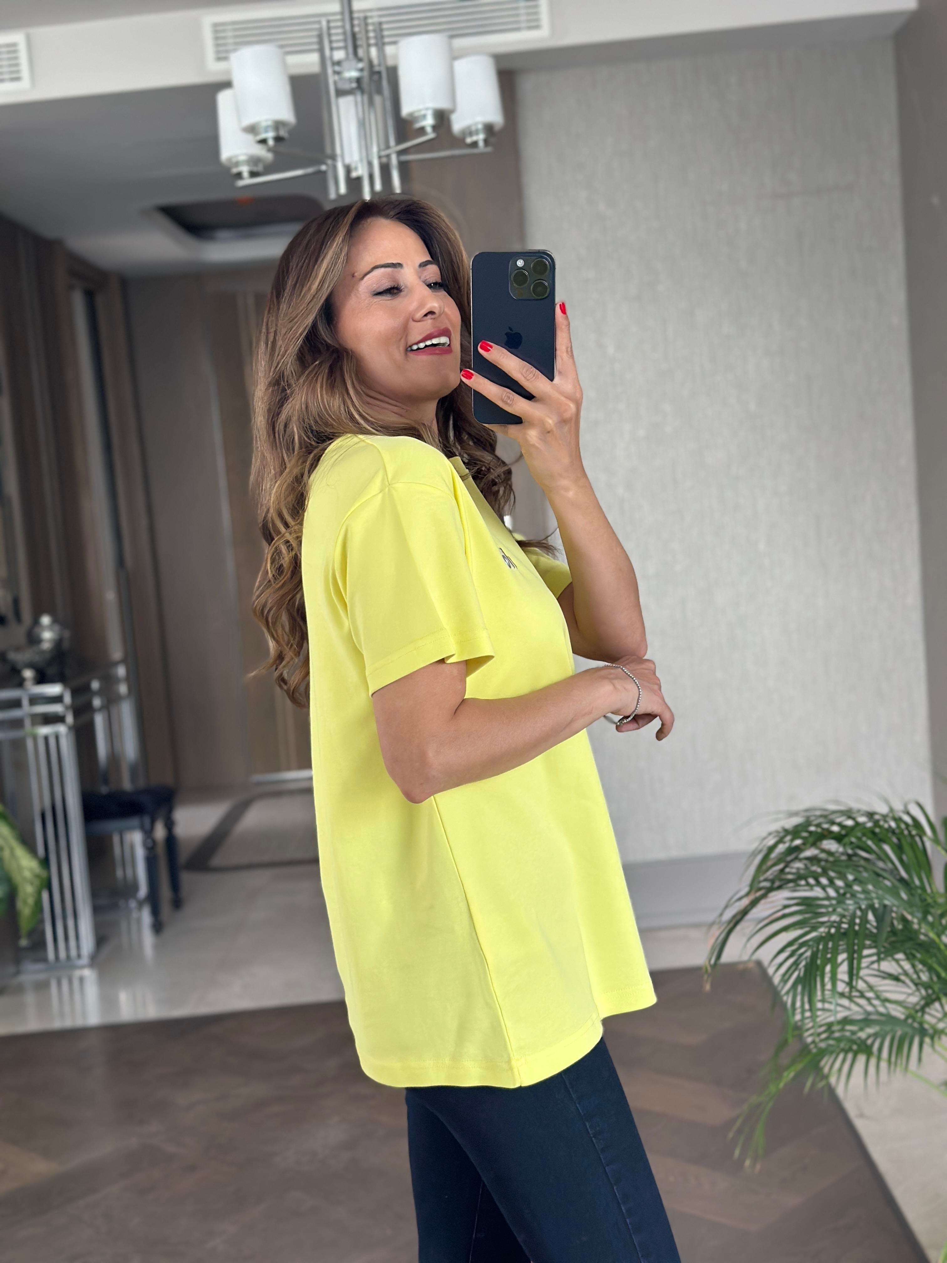 Sarı Logo Detaylı Bisiklet Yaka Basic Kadın T-Shirt