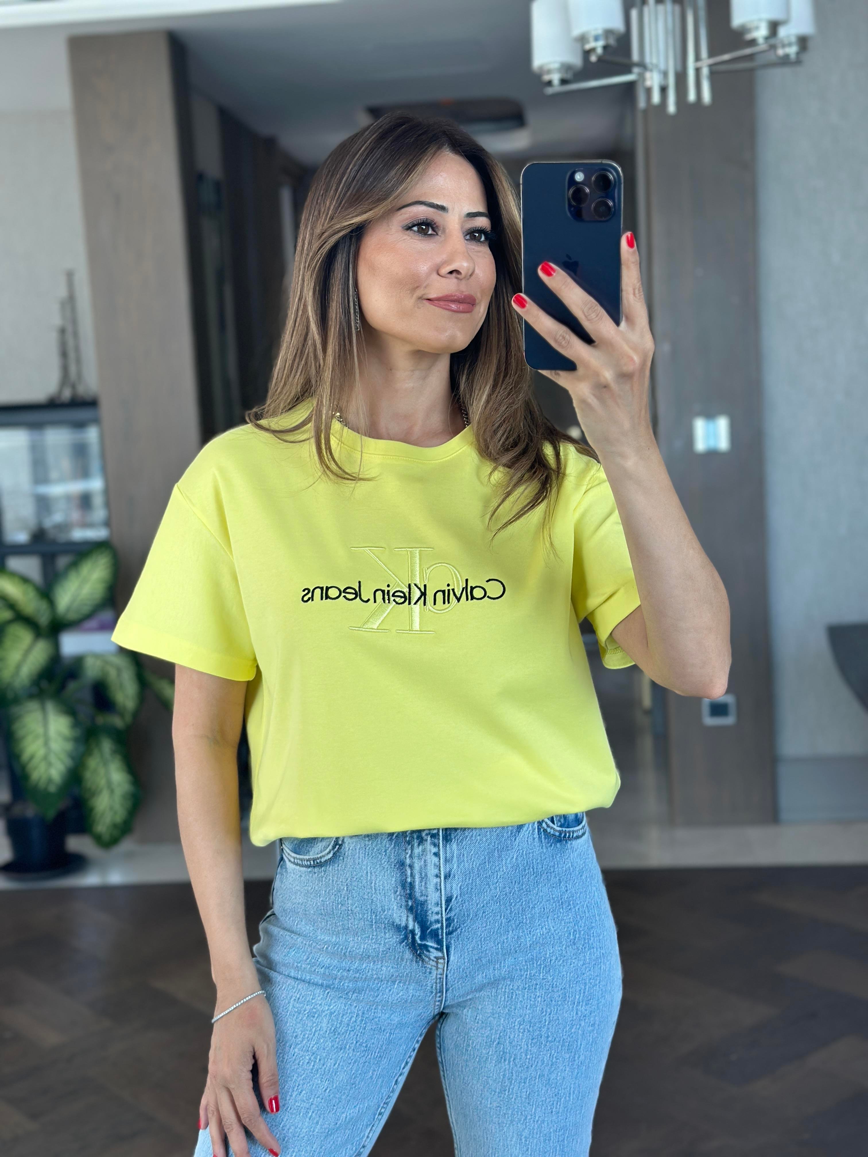 Sarı Önü Kabartma Yazı Nakışlı Bisiklet Yaka Kısa Kol Kadın T-Shirt