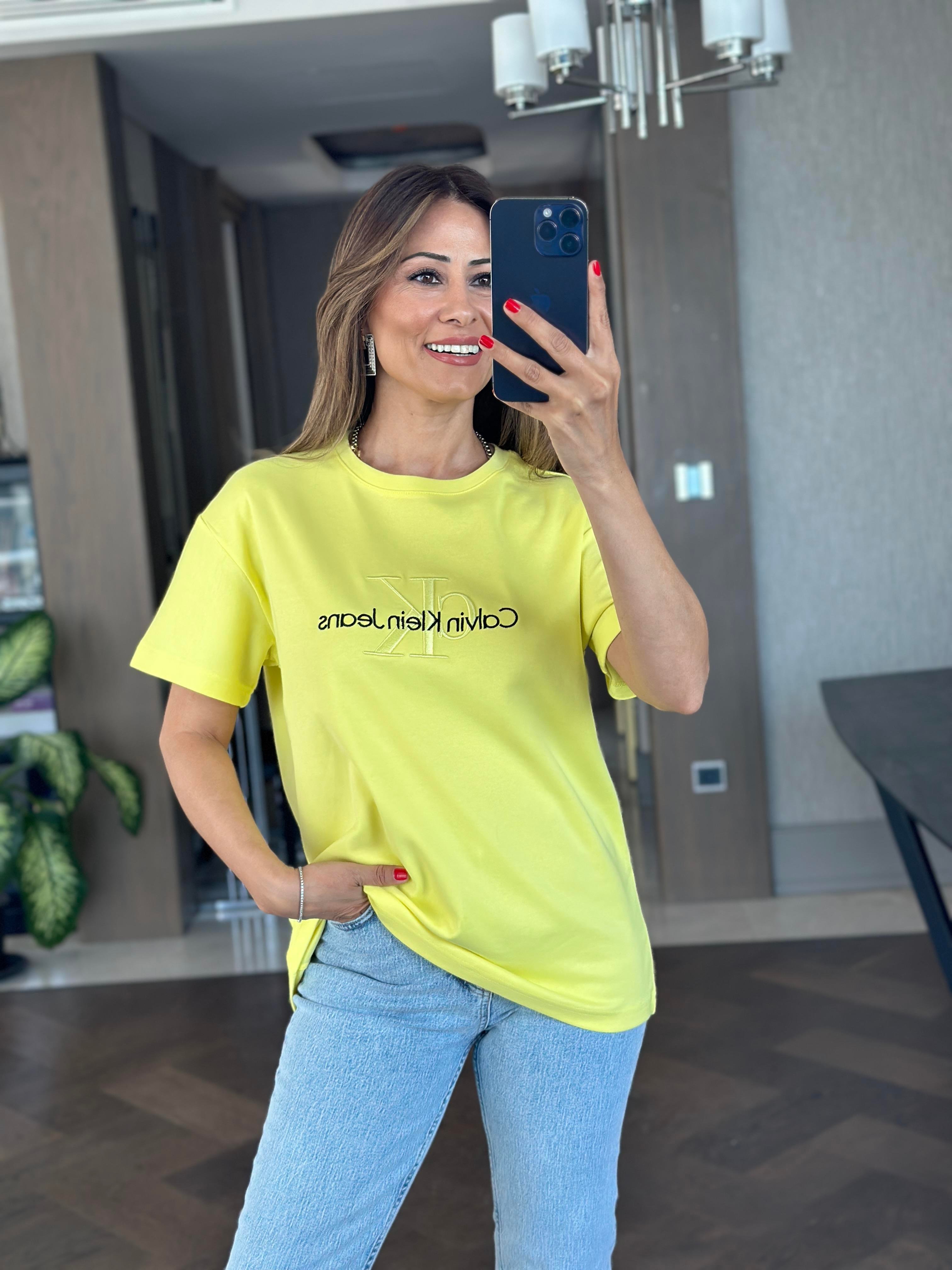 Sarı Önü Kabartma Yazı Nakışlı Bisiklet Yaka Kısa Kol Kadın T-Shirt