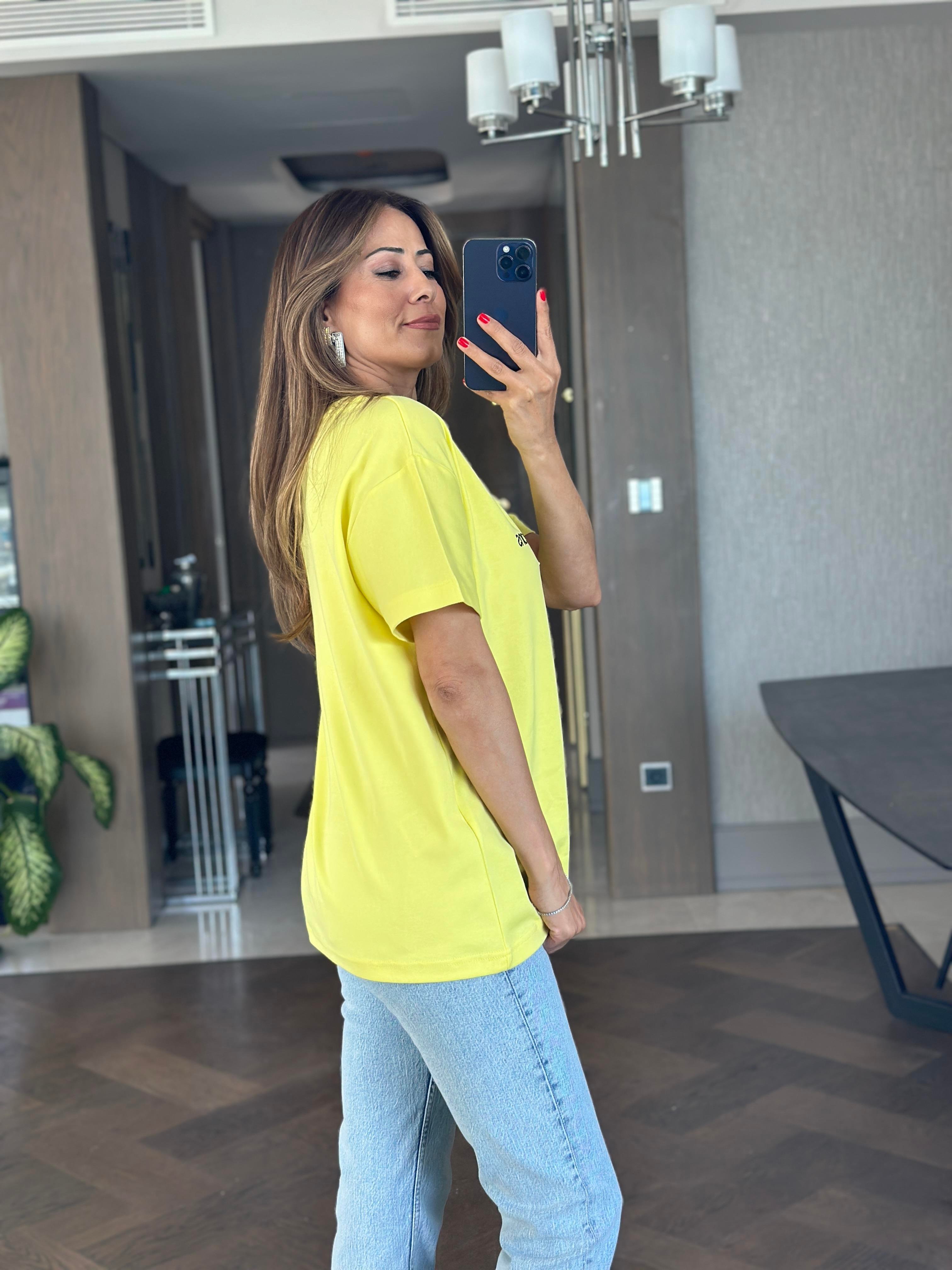 Sarı Önü Kabartma Yazı Nakışlı Bisiklet Yaka Kısa Kol Kadın T-Shirt