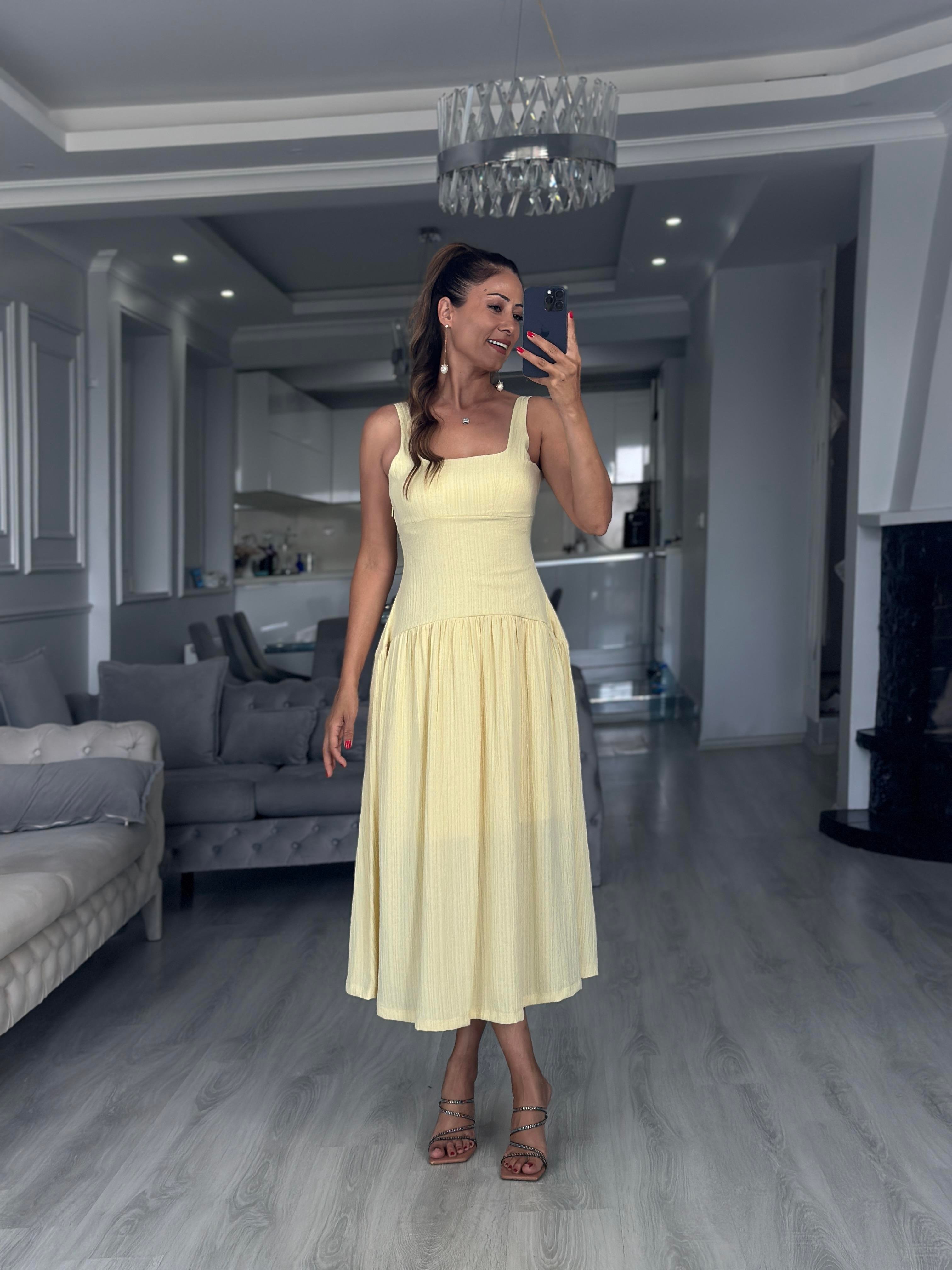 Sarı Sırt Dekolteli Kalın Askılı Midi Boy Kadın Elbise 