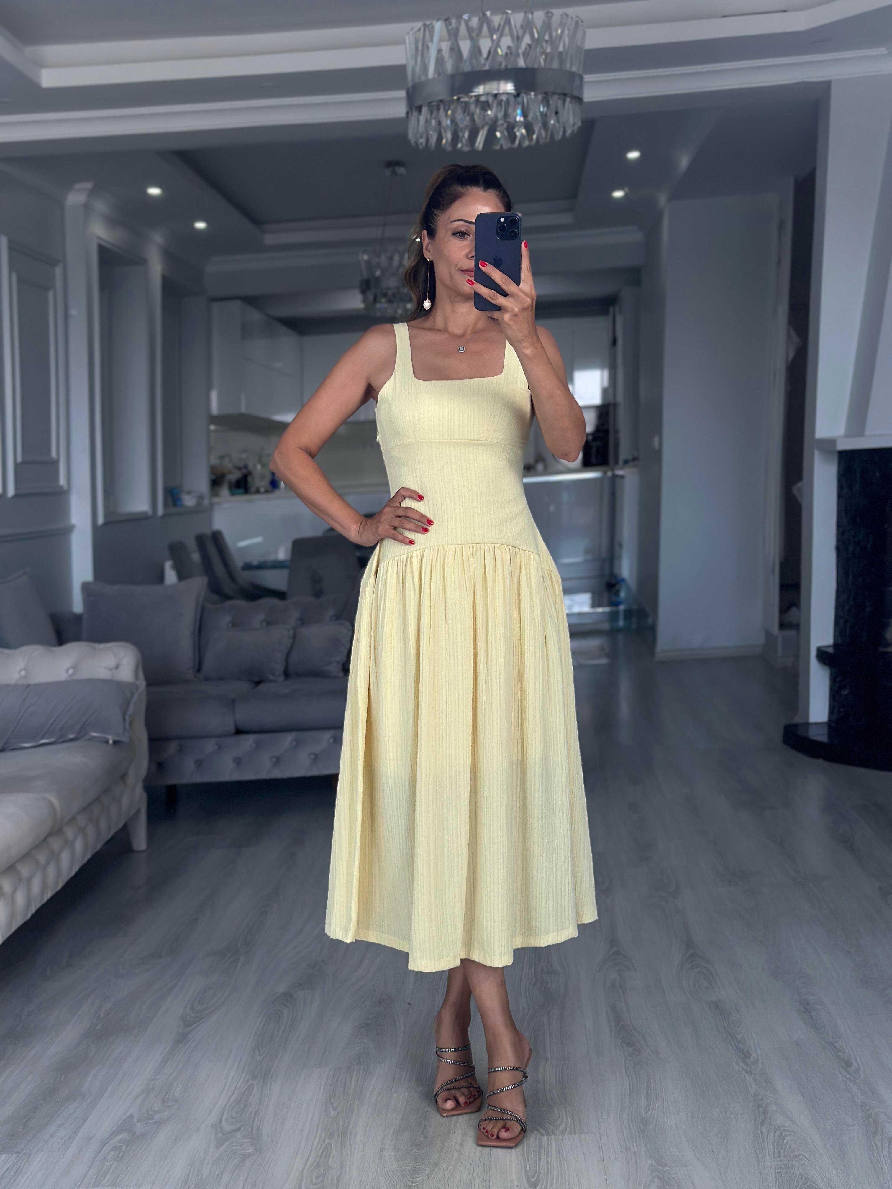 Sarı Sırt Dekolteli Kalın Askılı Midi Boy Kadın Elbise 