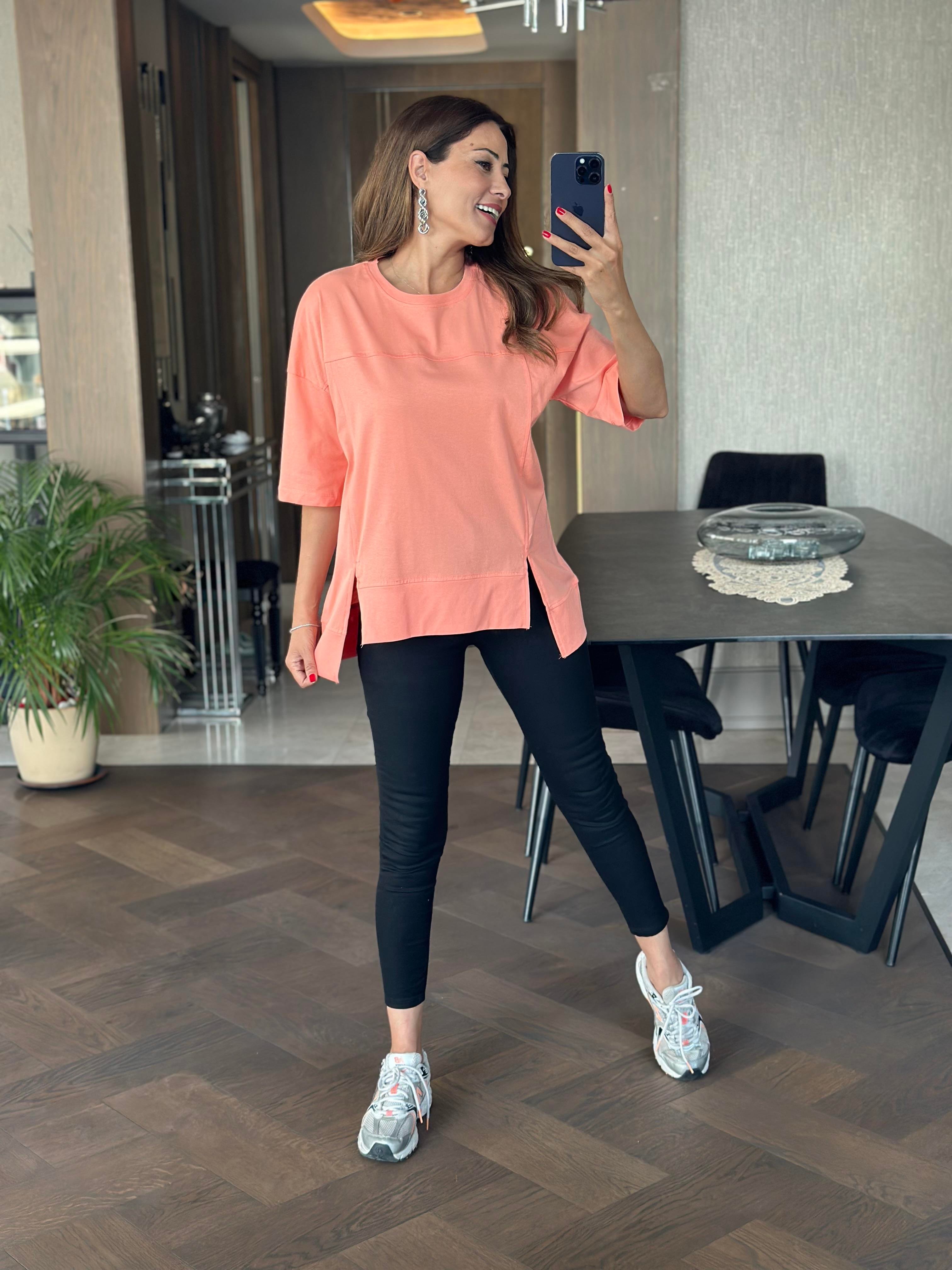 Şeftali Dikiş Detay Önü Çift Yırtmaçlı Kadın T-Shirt