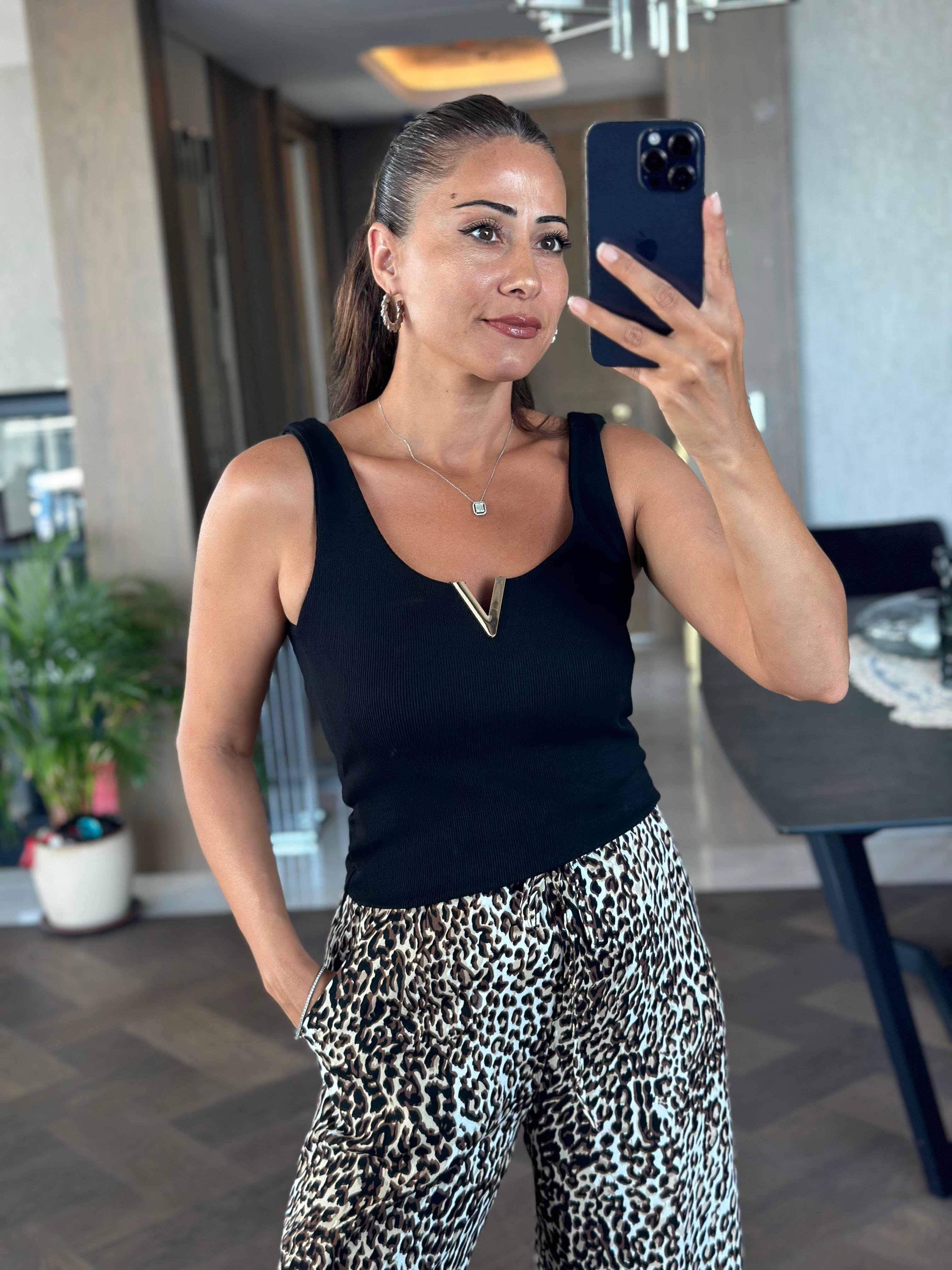 Siyah Askılı Yakası Gold V Demirli Kaşkorse Kadın Body