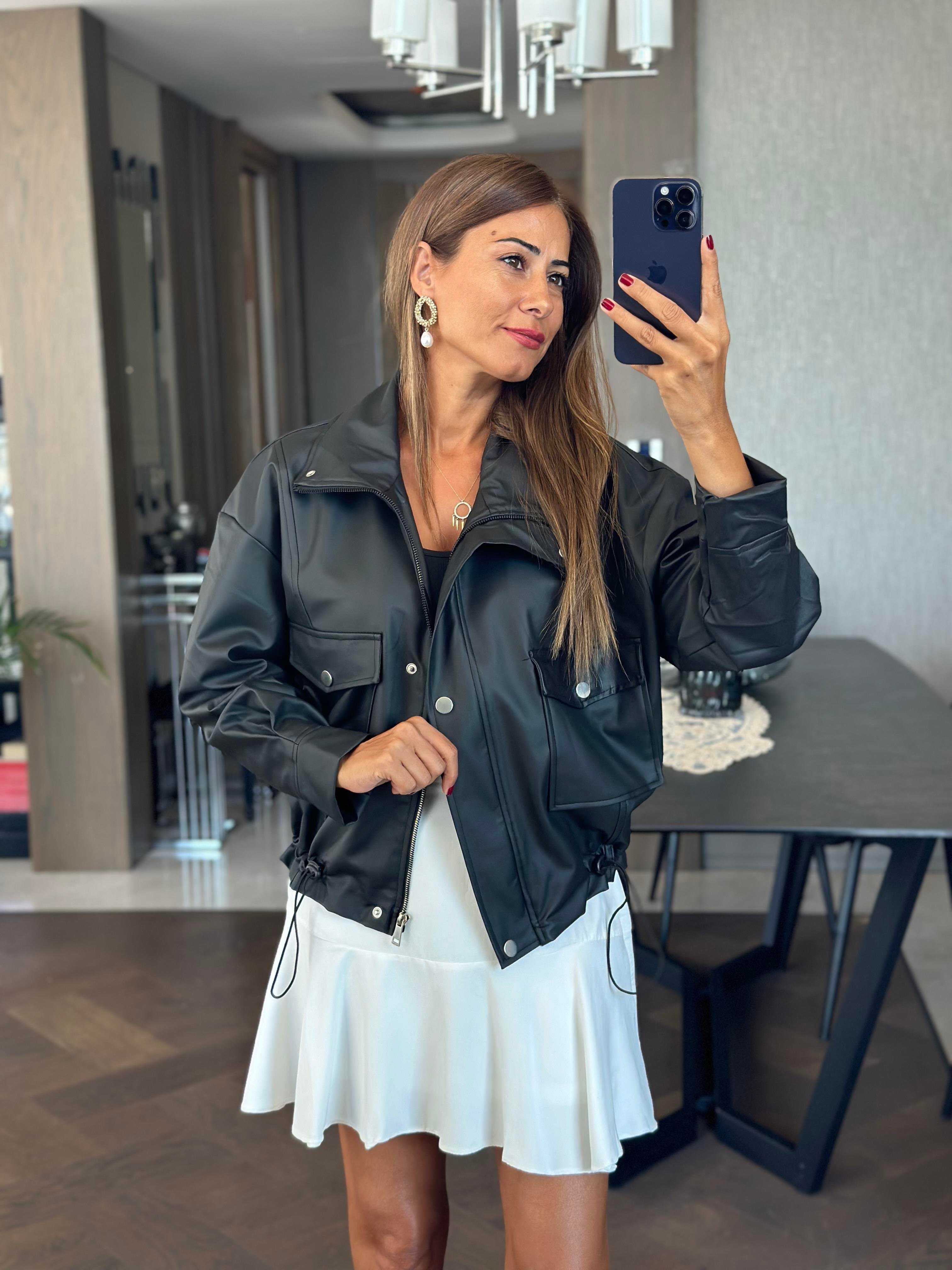 Siyah Ayarlanabilir Lastikli Fermuarlı Mont