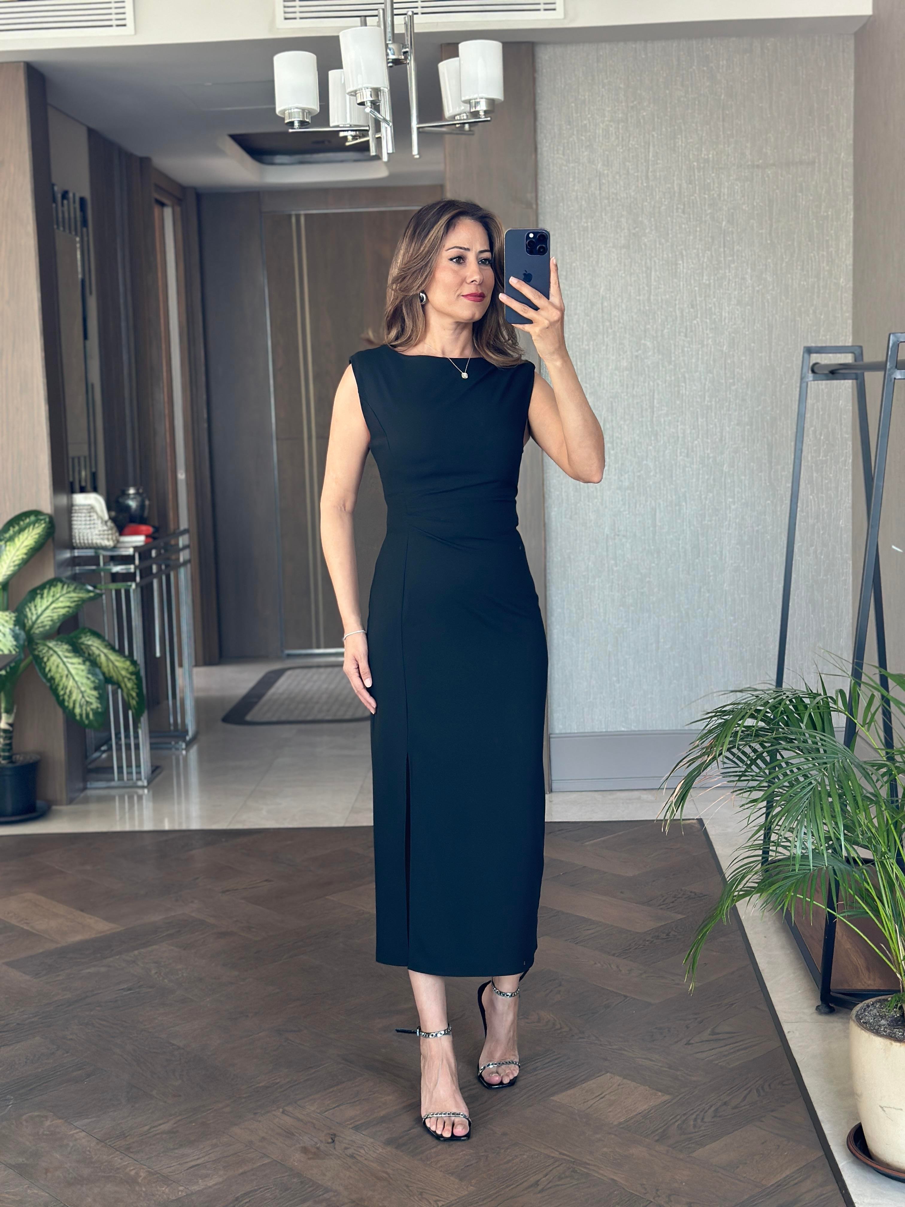 Siyah Beli Ve Omzu Drapeli Sıfır Kol Kadın Midi Boy Elbise