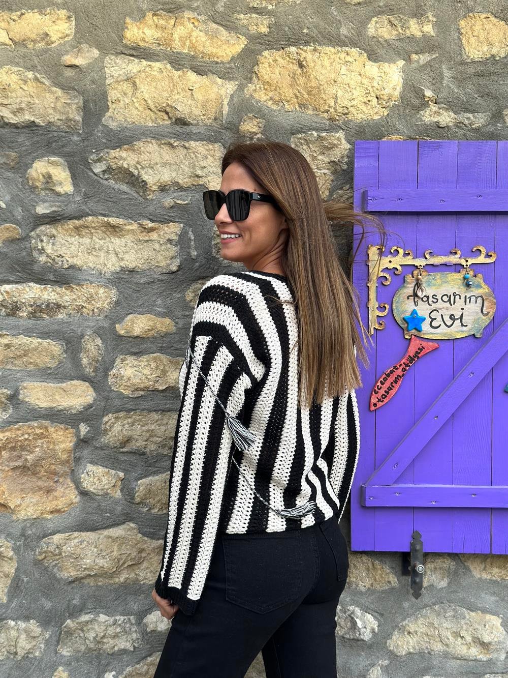 Siyah Beyaz Çizgili Püsküllü Kadın Triko Kazak
