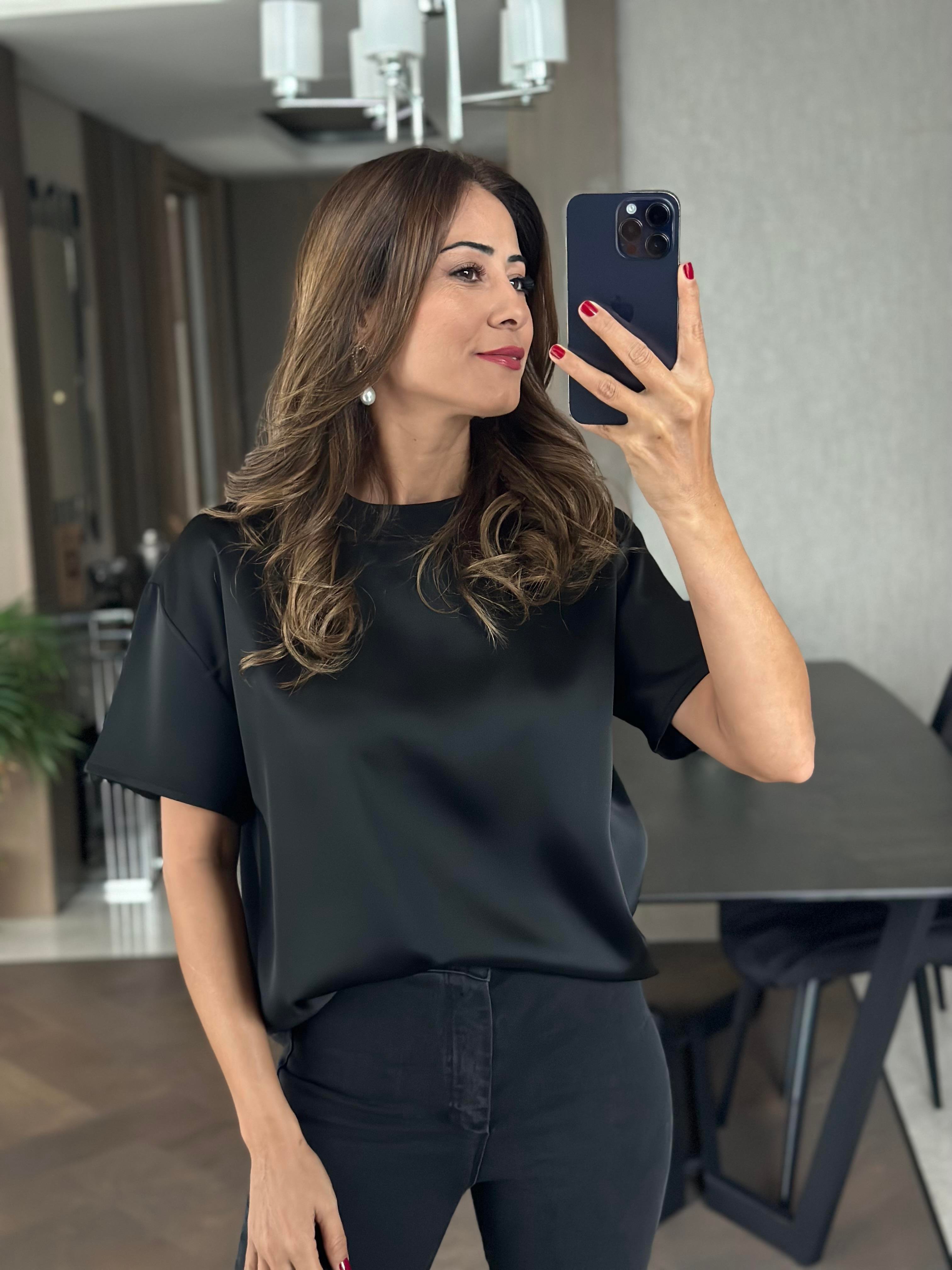 Siyah Bisiklet Yaka Kısa Kol Saten Kadın T-shirt