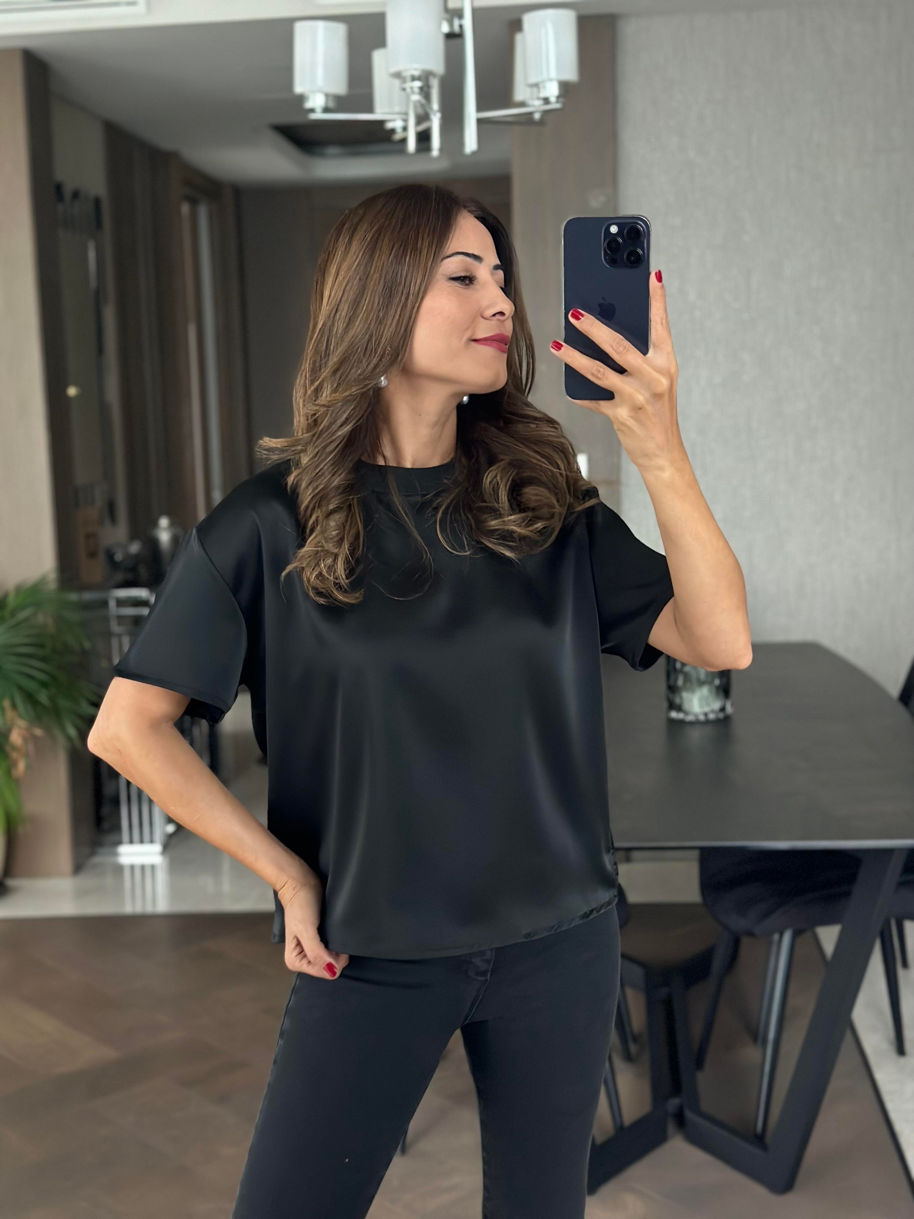 Siyah Bisiklet Yaka Kısa Kol Saten Kadın T-shirt