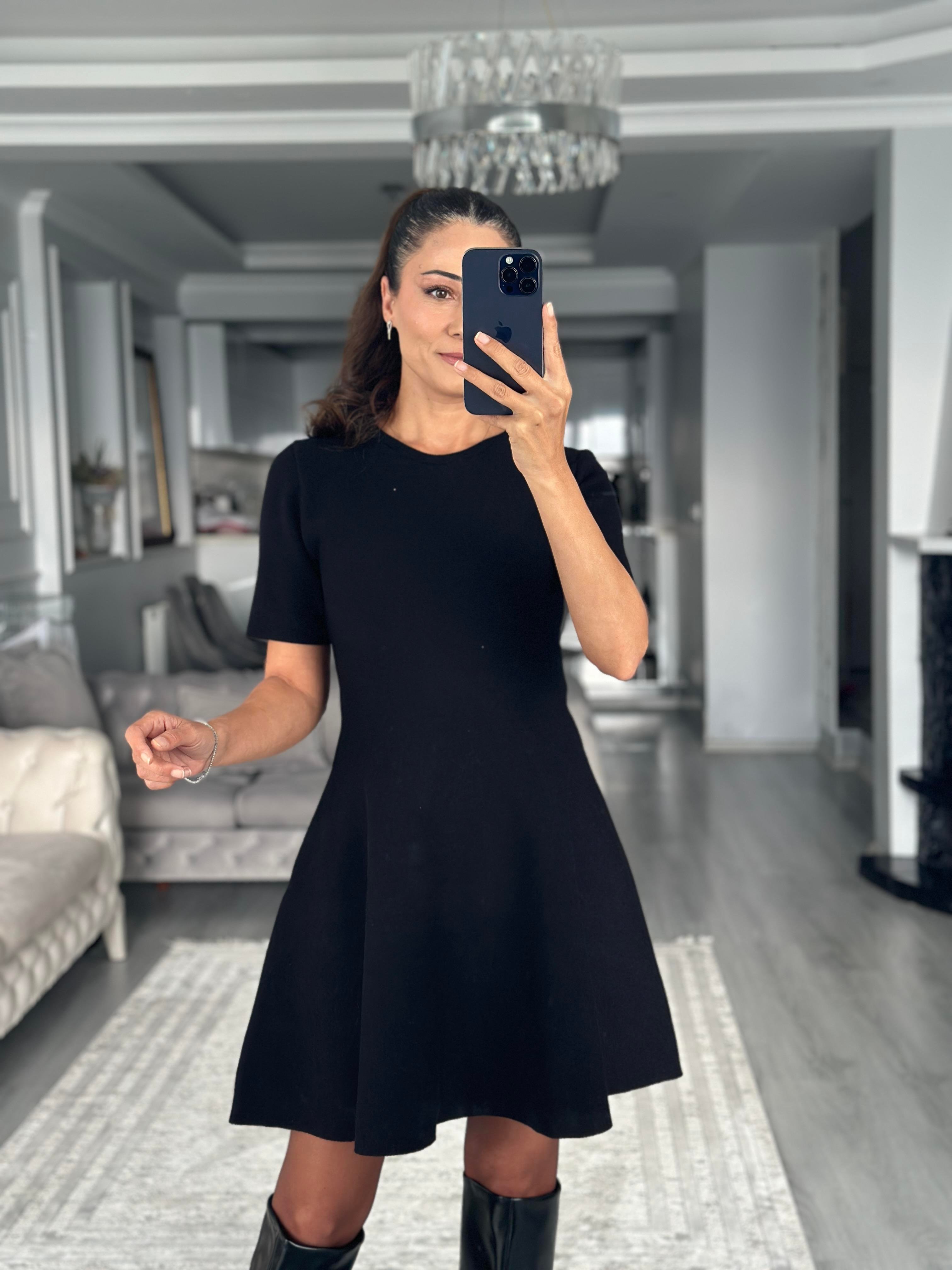 Siyah Bisiklet Yaka Volanlı Kadın Triko Elbise