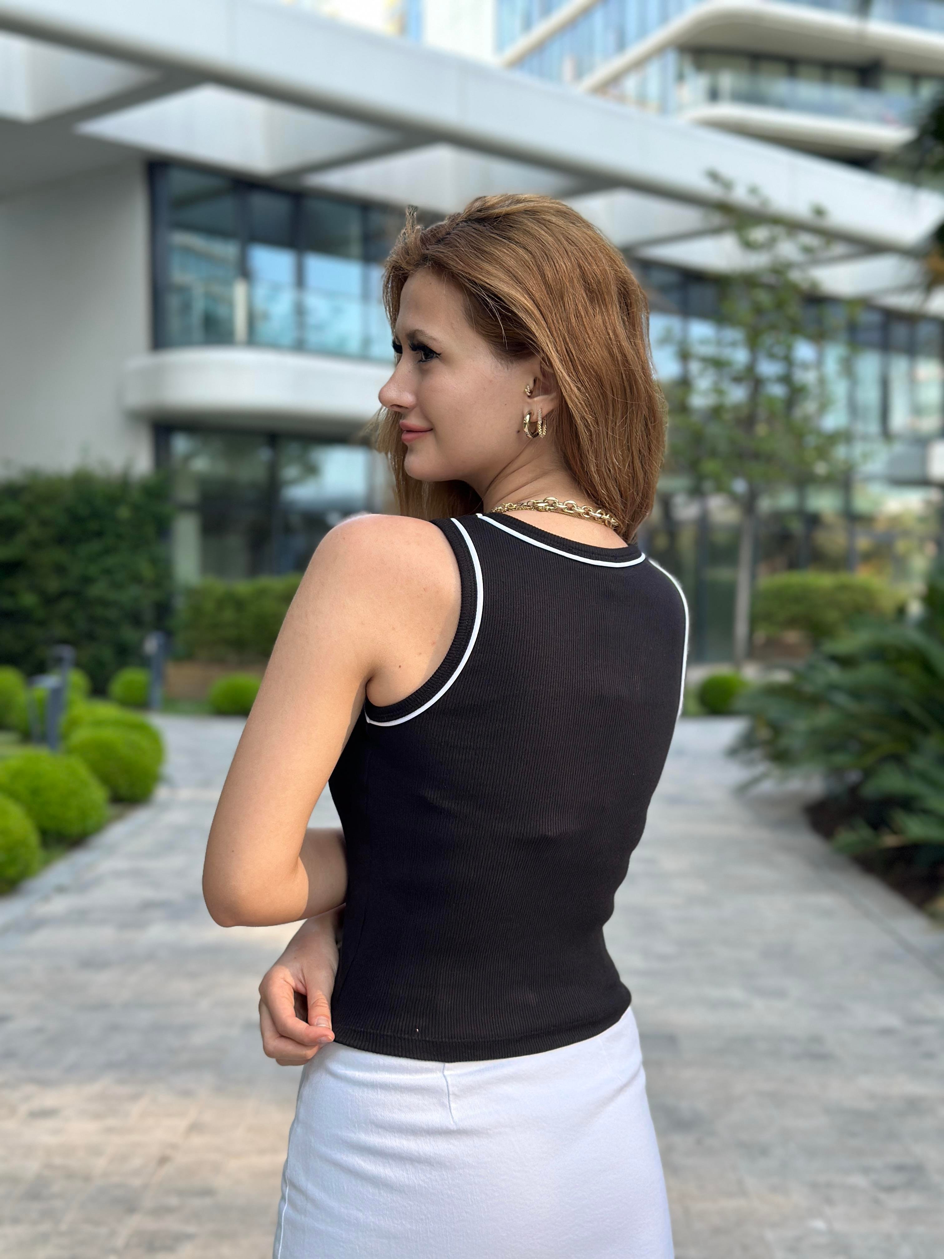 Siyah Biye Detay Önü Nakışlı Halter Yaka Kadın Body