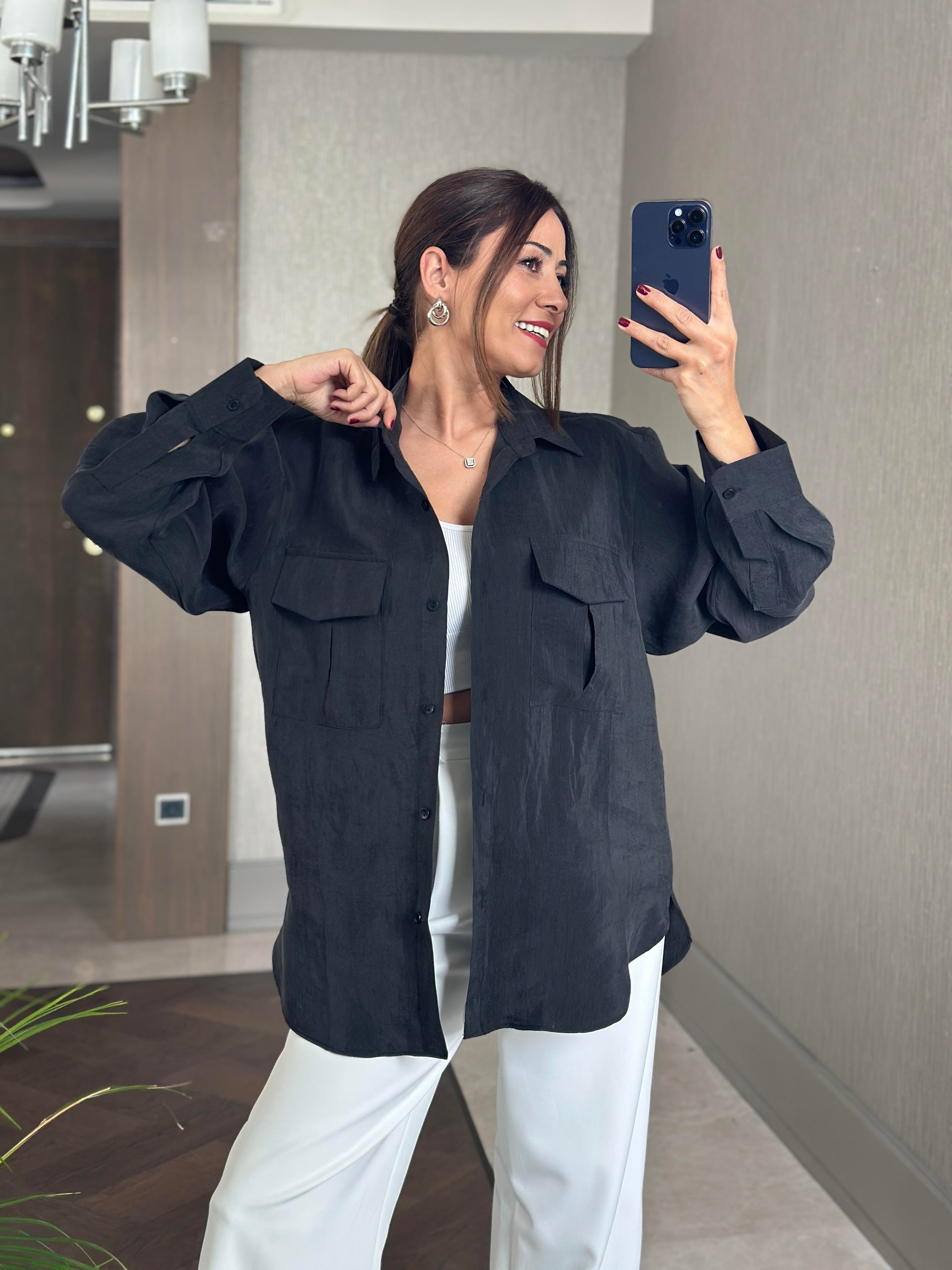 Siyah Cepleri Kapaklı Uzun Kol Kadın Saten Gömlek