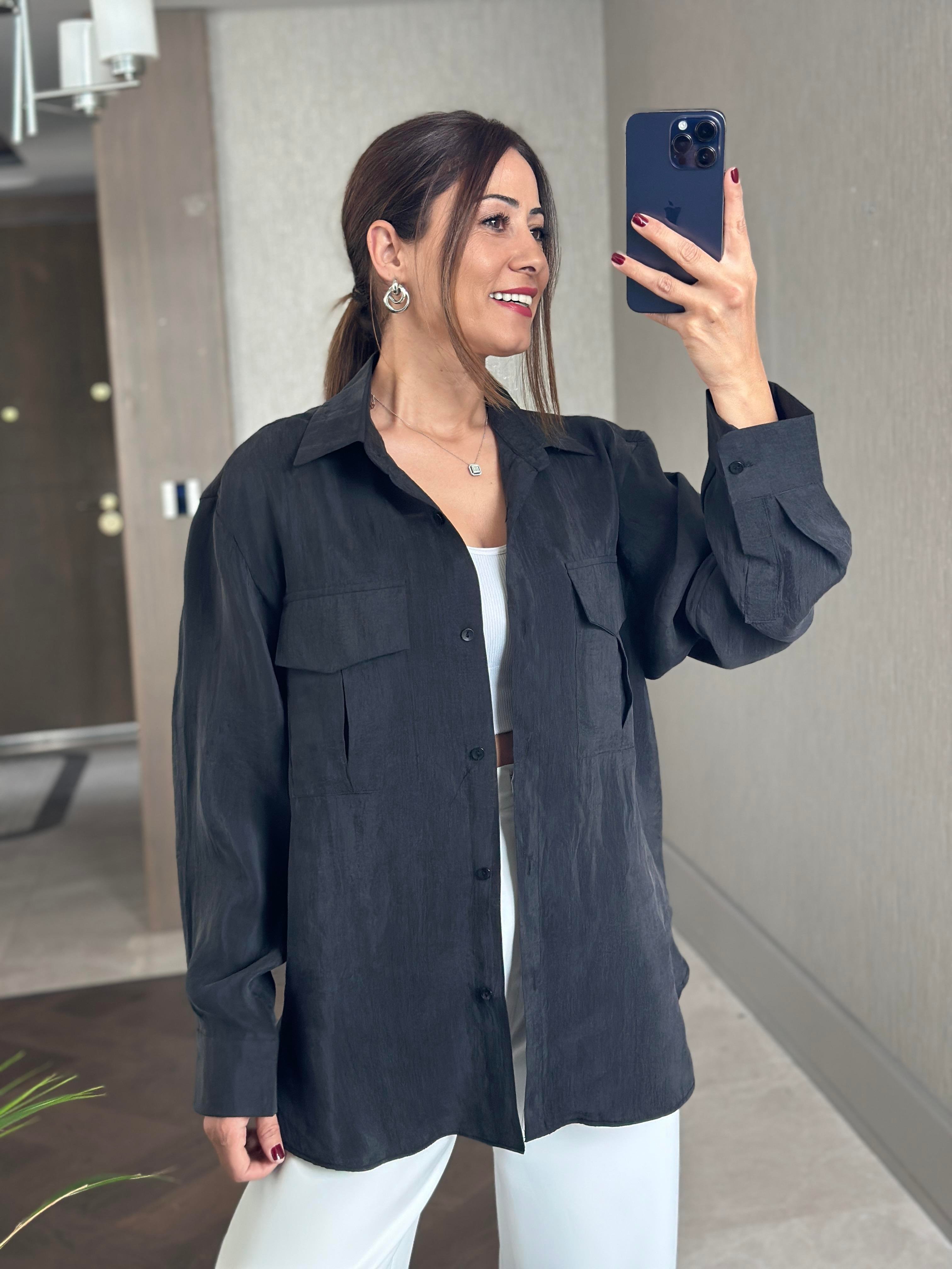 Siyah Cepleri Kapaklı Uzun Kol Kadın Saten Gömlek