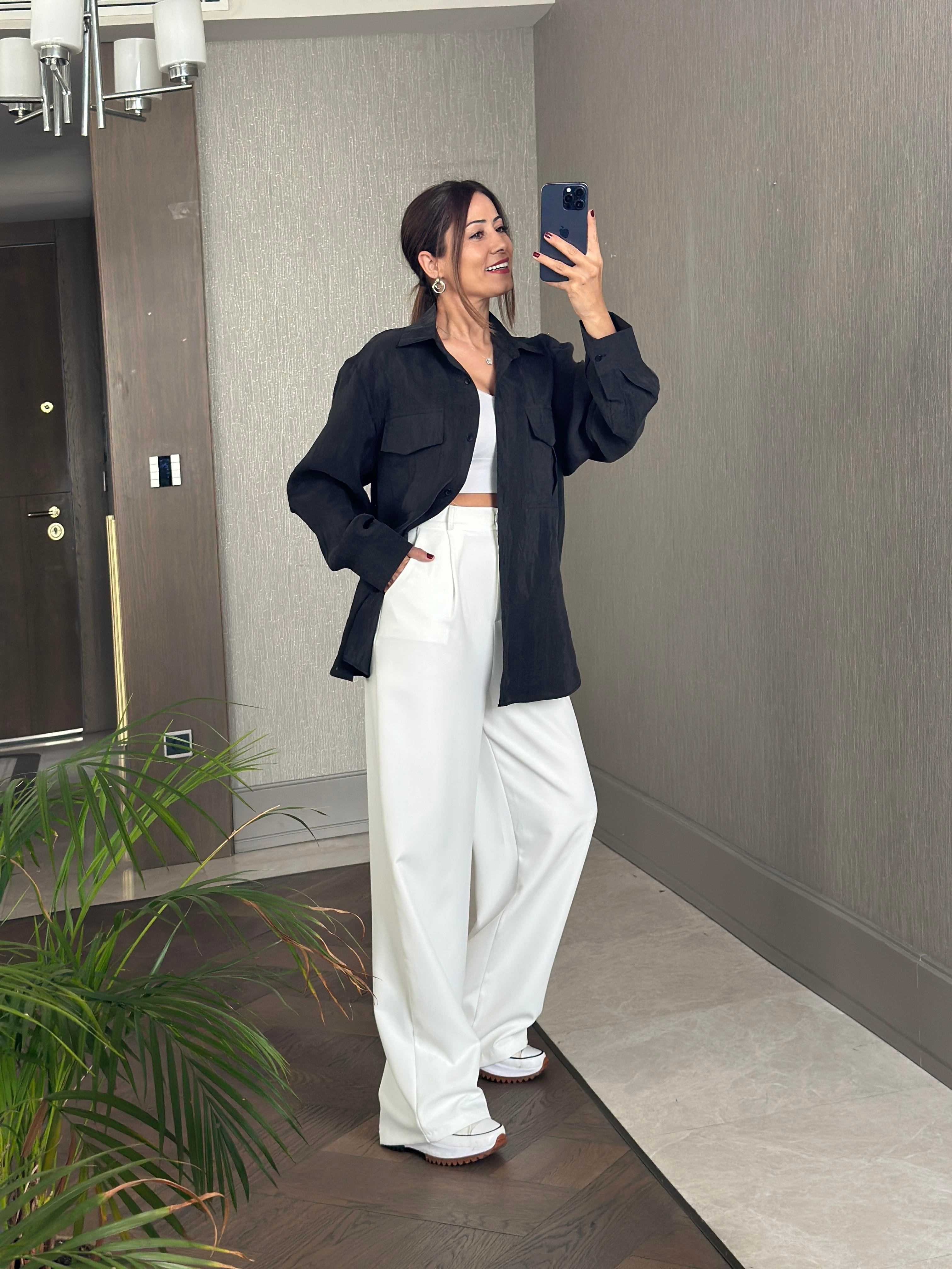 Siyah Cepleri Kapaklı Uzun Kol Kadın Saten Gömlek