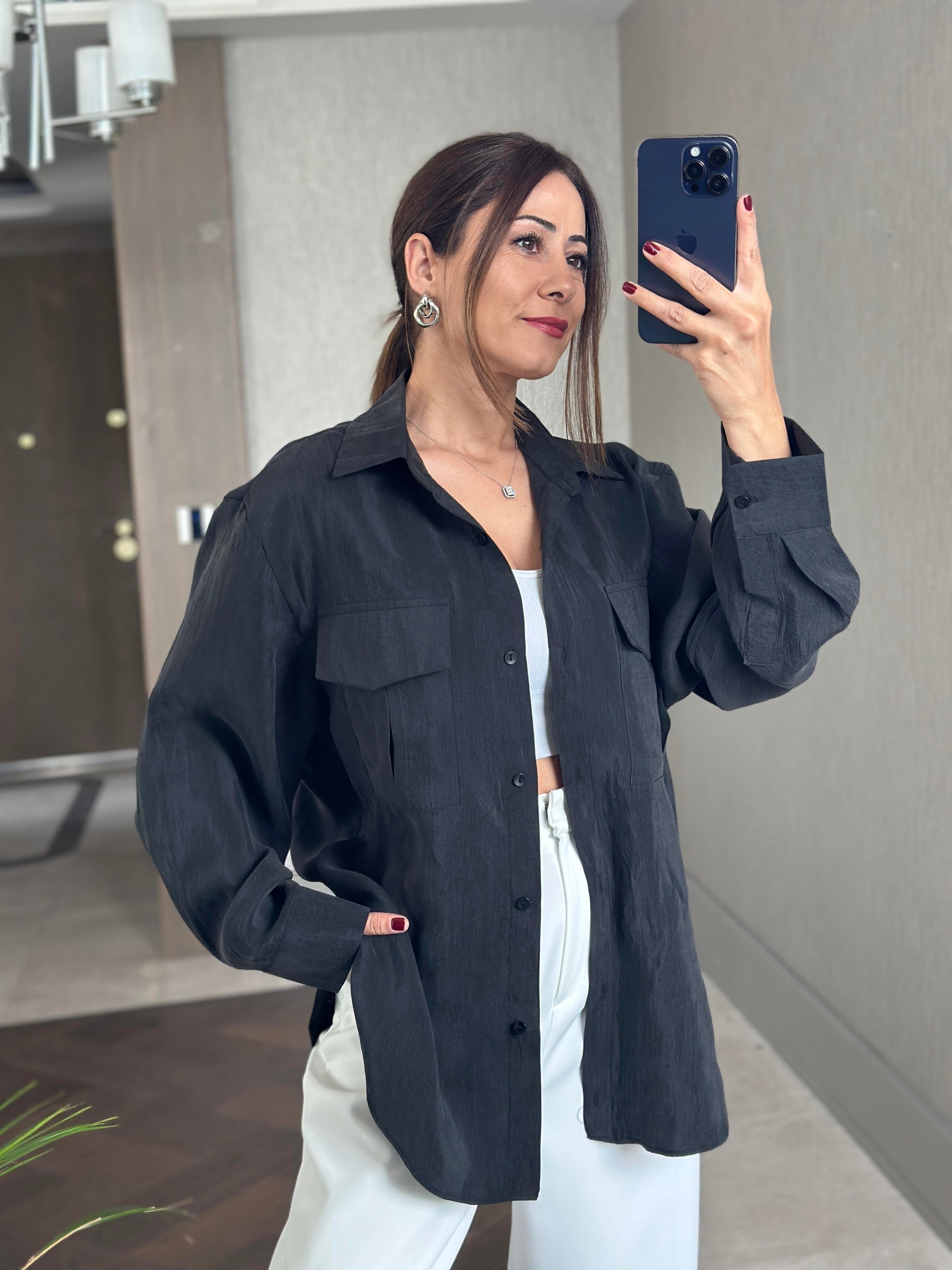 Siyah Cepleri Kapaklı Uzun Kol Kadın Saten Gömlek