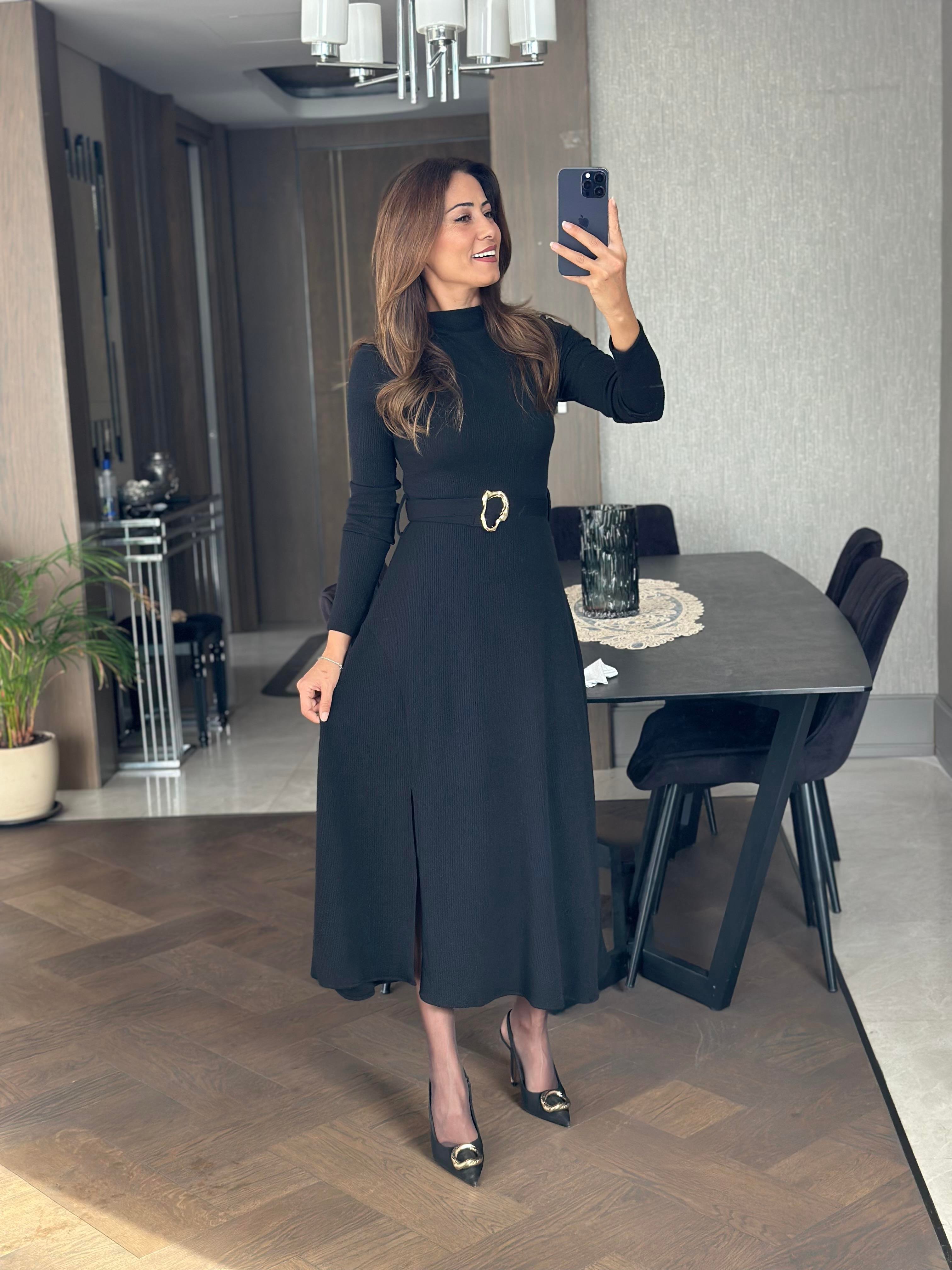 Siyah Dik Yaka Önü Tek Yırtmaçlı Kemerli Fitilli Kaşkorse Kemerli Yırtmaçlı Midi Boy Kadın Elbise 